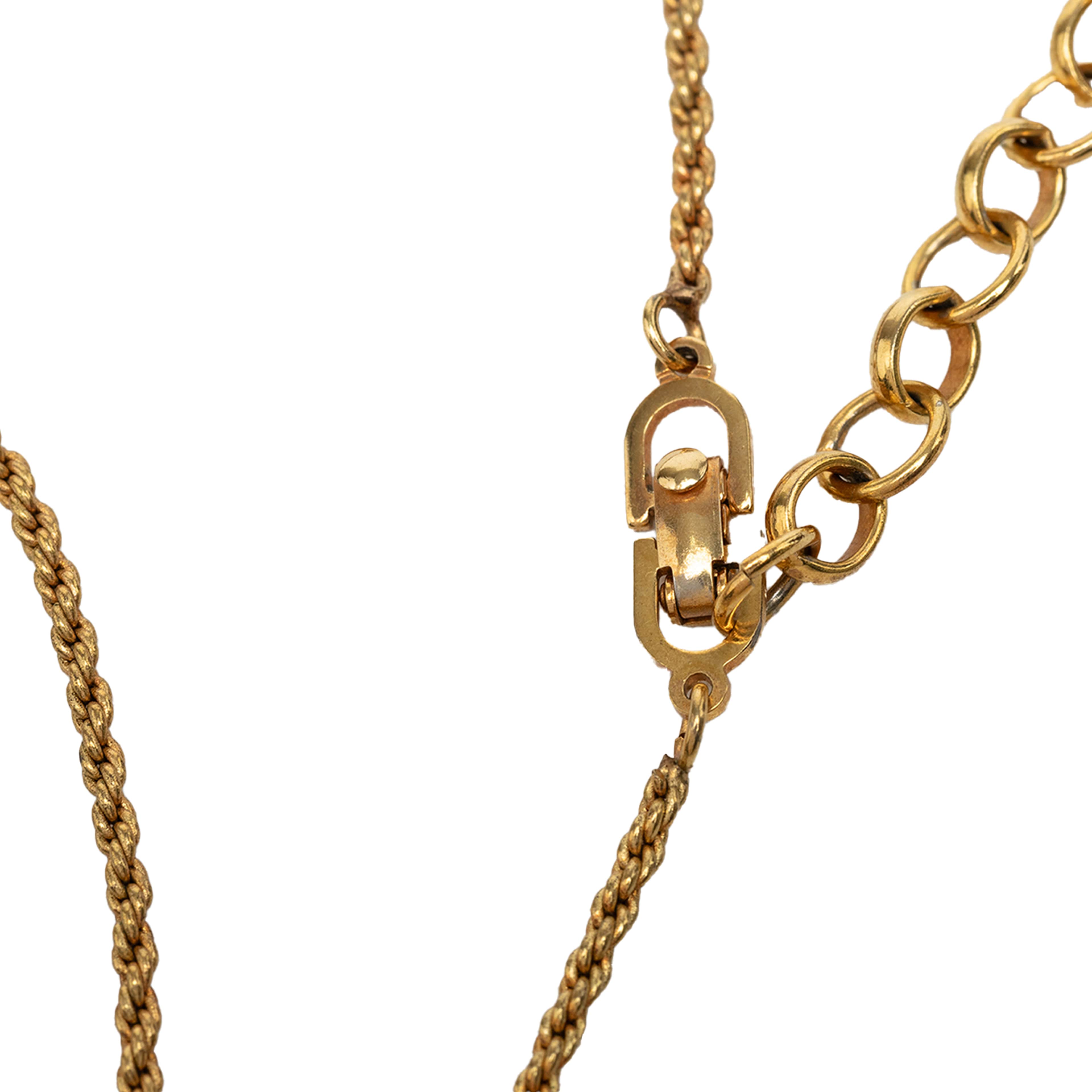 Dior Gold Plated Enamel Logo Round Pendant Necklace, från Luxclusif, i färgen guld. Klicka för att öppna bilden i stort format