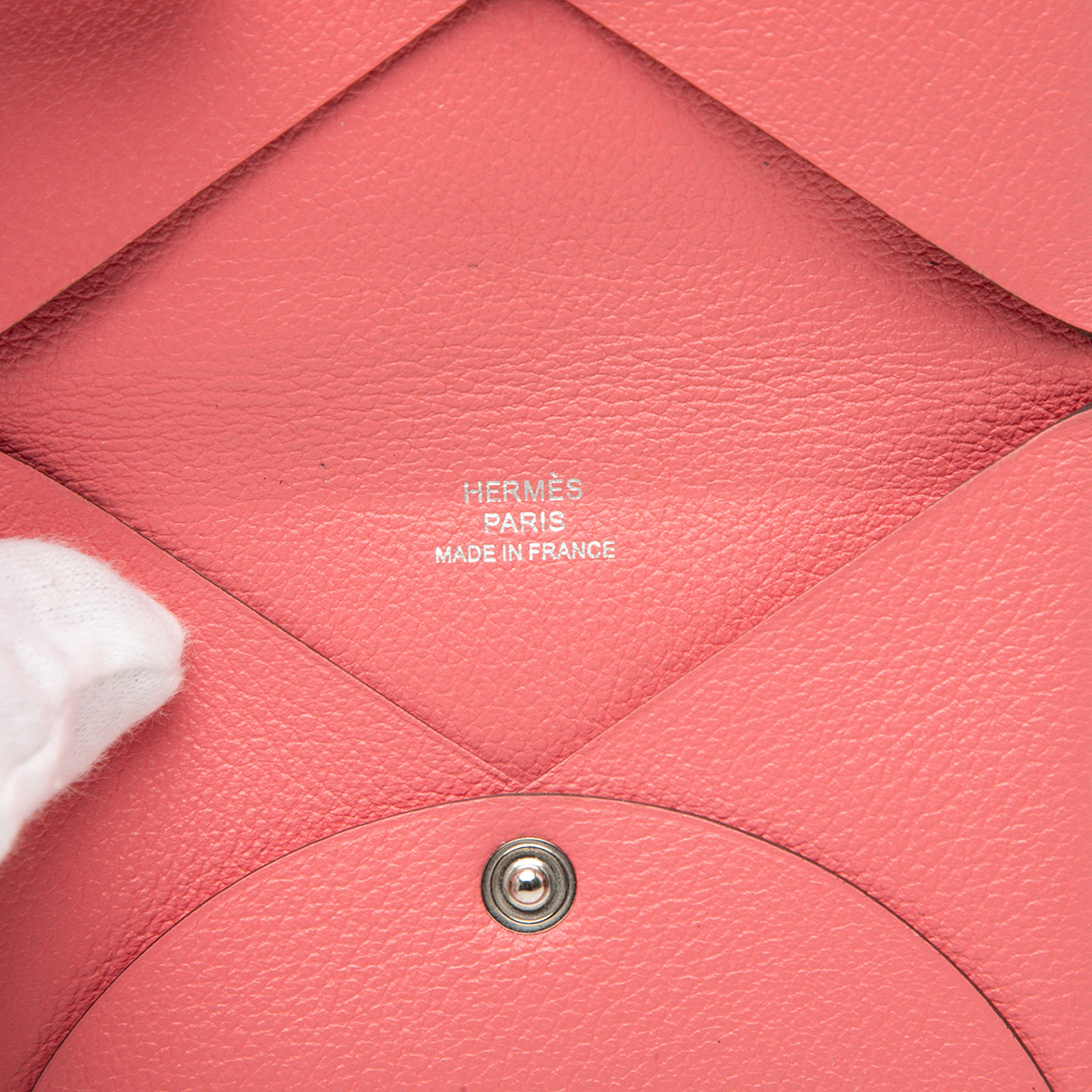 Hermès Chevre Mysore Calvi Card Holder, från Luxclusif, i färgen pink. Klicka för att öppna bilden i stort format