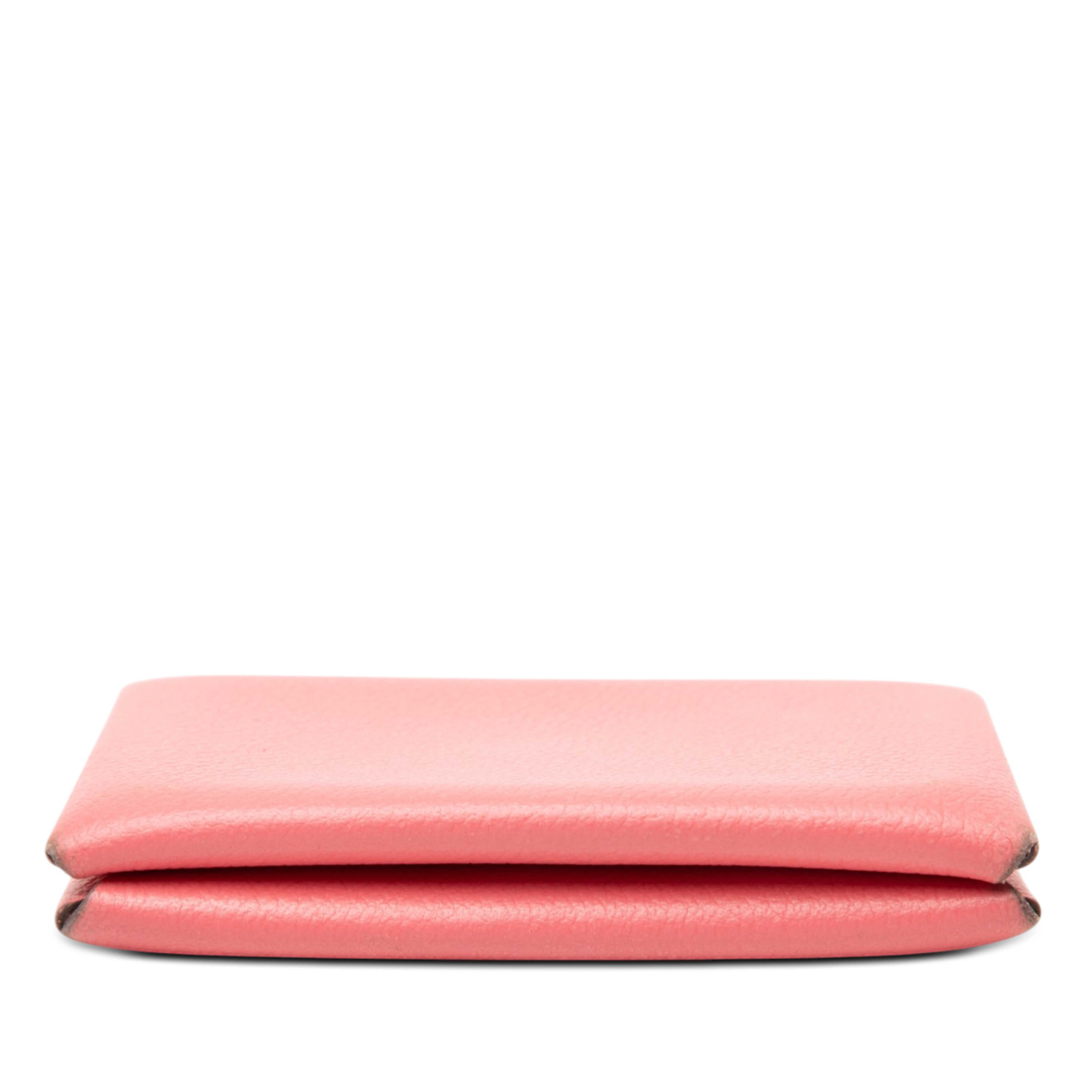 Hermès Chevre Mysore Calvi Card Holder, från Luxclusif, i färgen pink. Klicka för att öppna bilden i stort format