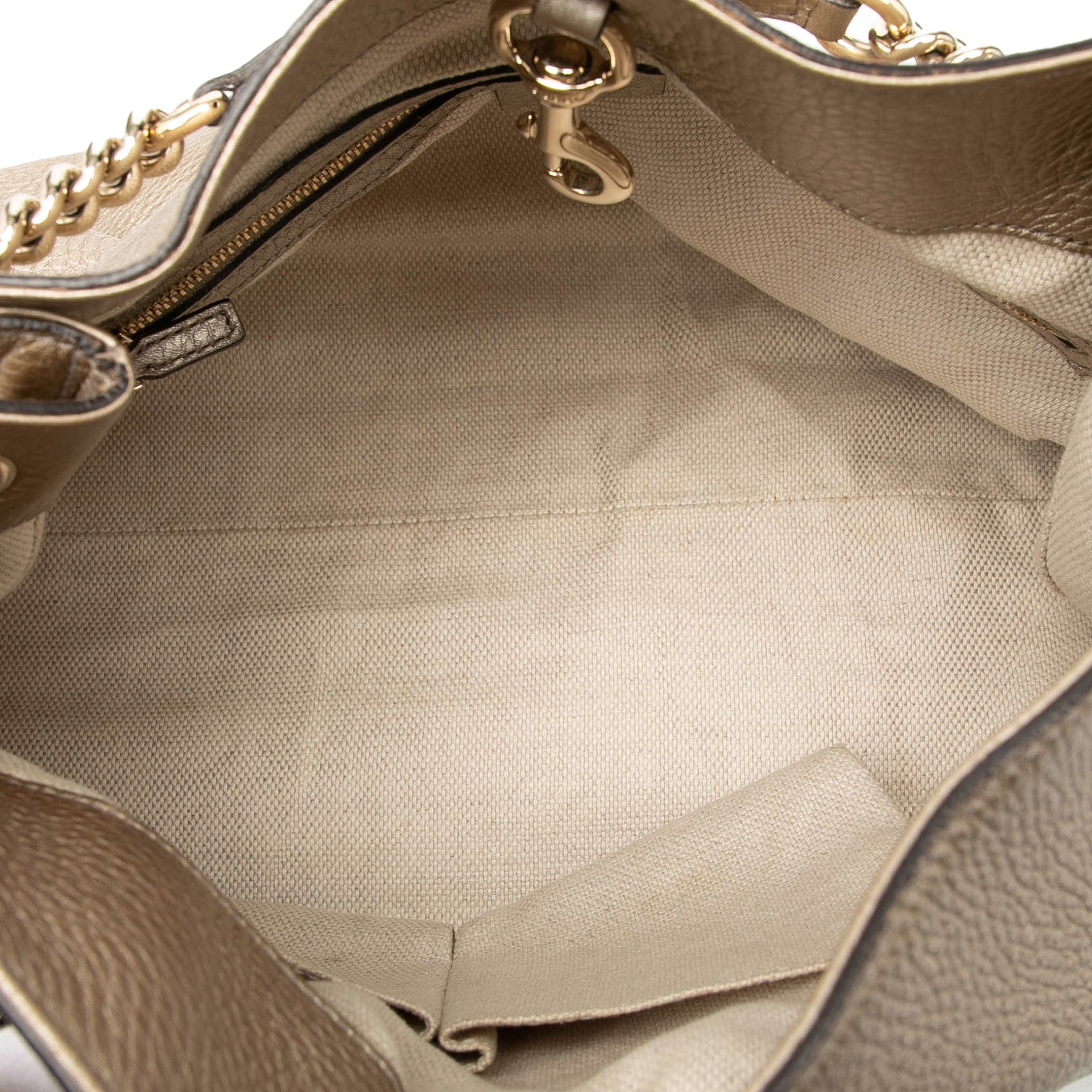 Gucci Medium Metallic Leather Soho Chain Tote, från Luxclusif, i färgen gold. Klicka för att öppna bilden i stort format