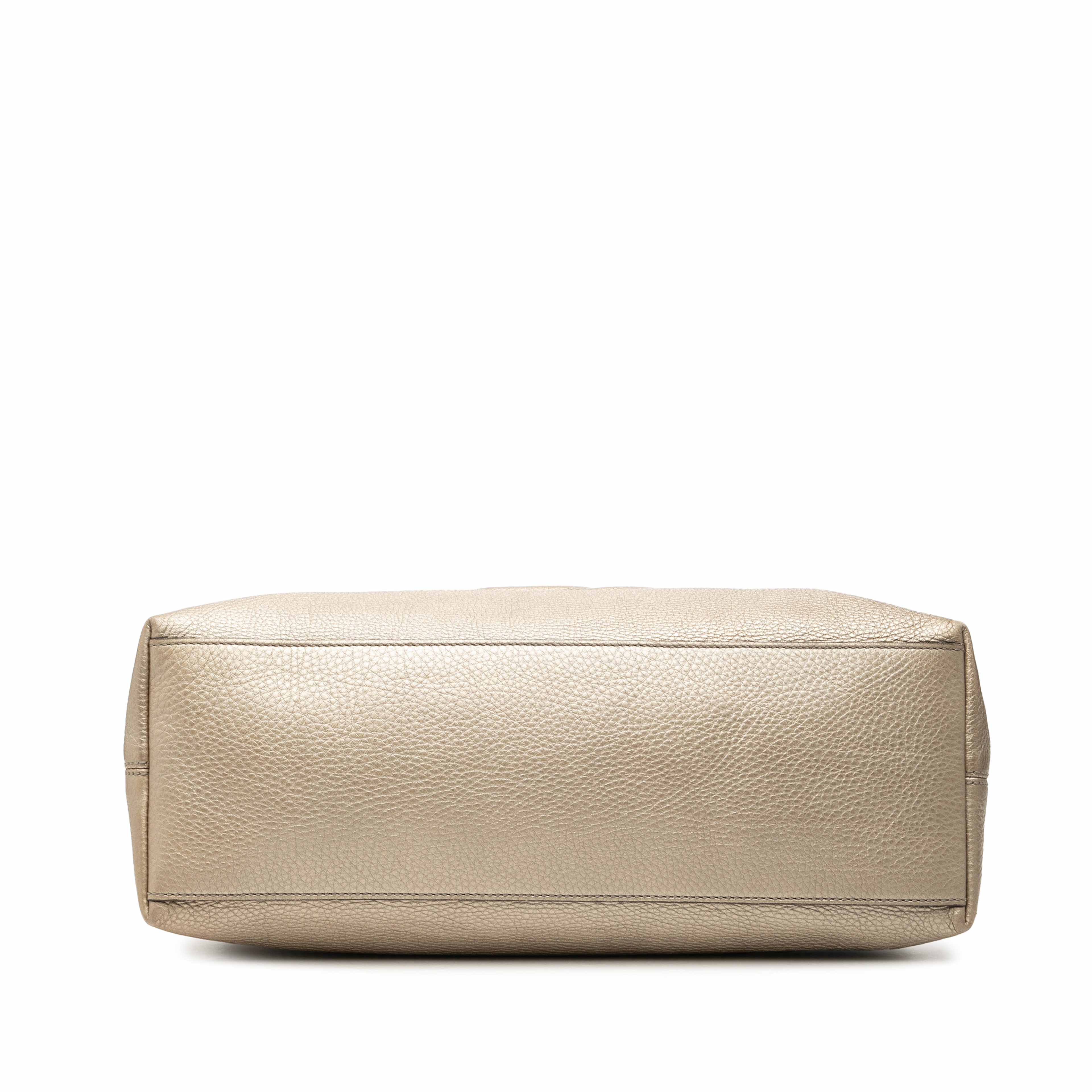 Gucci Medium Metallic Leather Soho Chain Tote, från Luxclusif, i färgen gold. Klicka för att öppna bilden i stort format