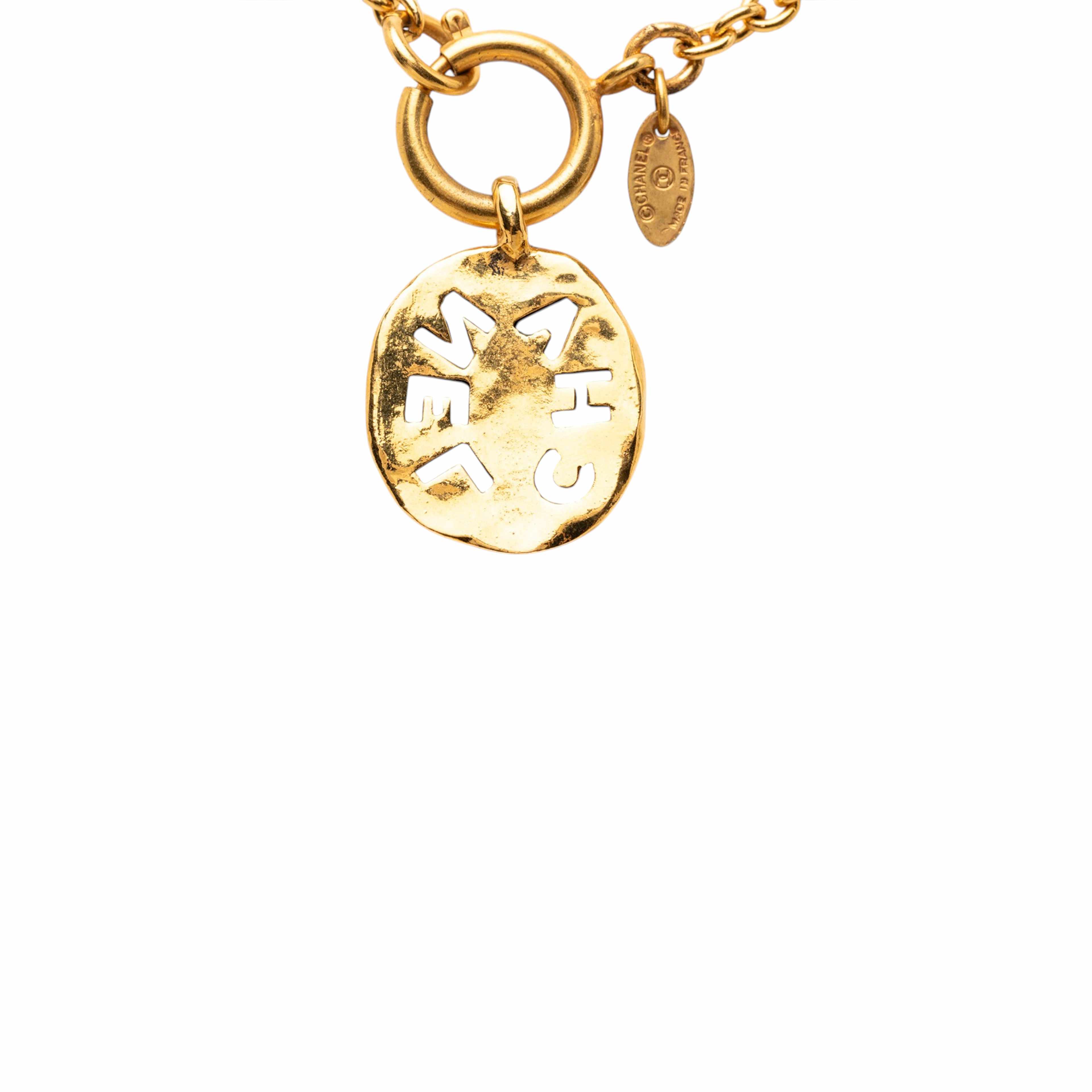 Chanel Gold Plated Logo Round Pendant Necklace, från Luxclusif, i färgen gold. Klicka för att öppna bilden i stort format