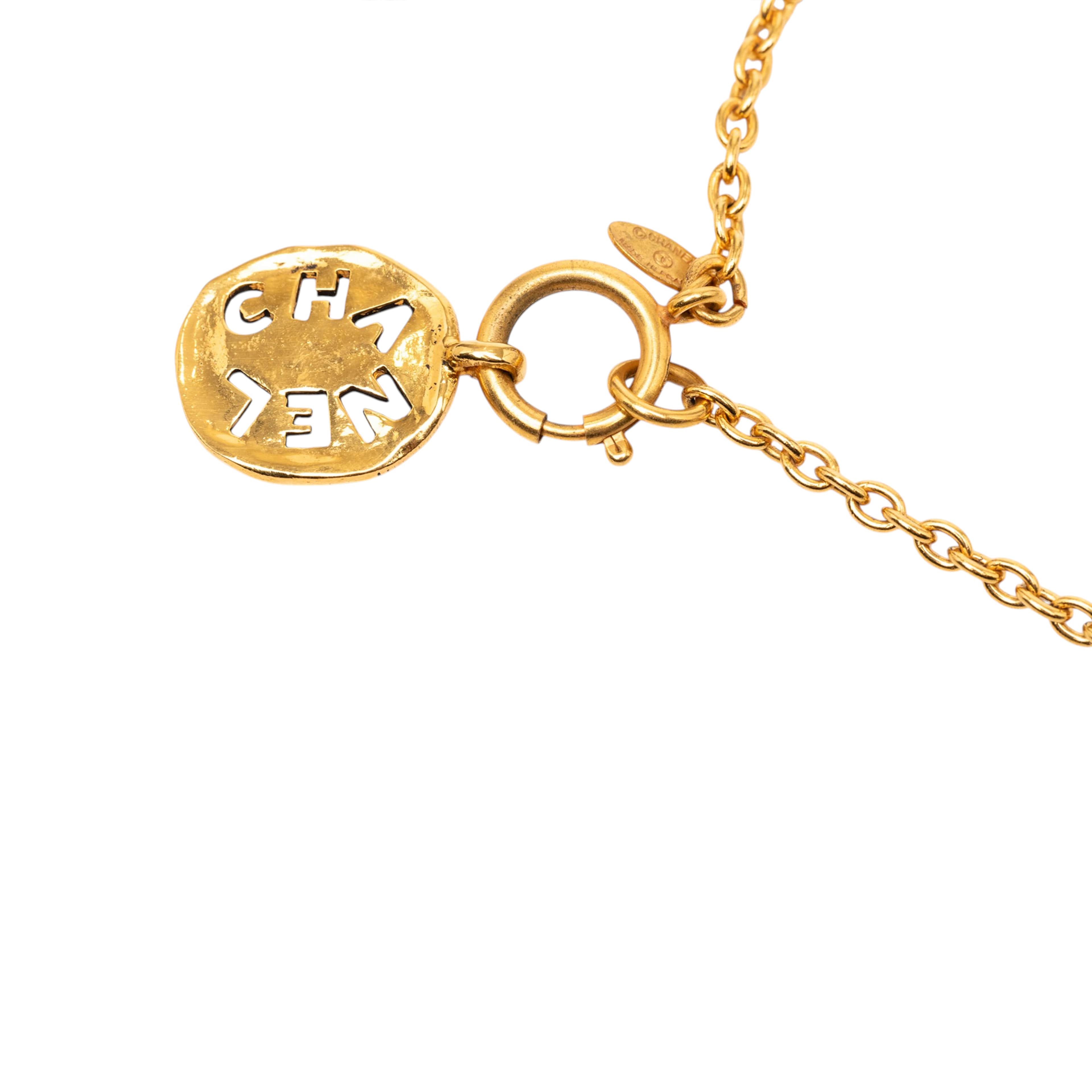 Chanel Gold Plated Logo Round Pendant Necklace, från Luxclusif, i färgen gold. Klicka för att öppna bilden i stort format