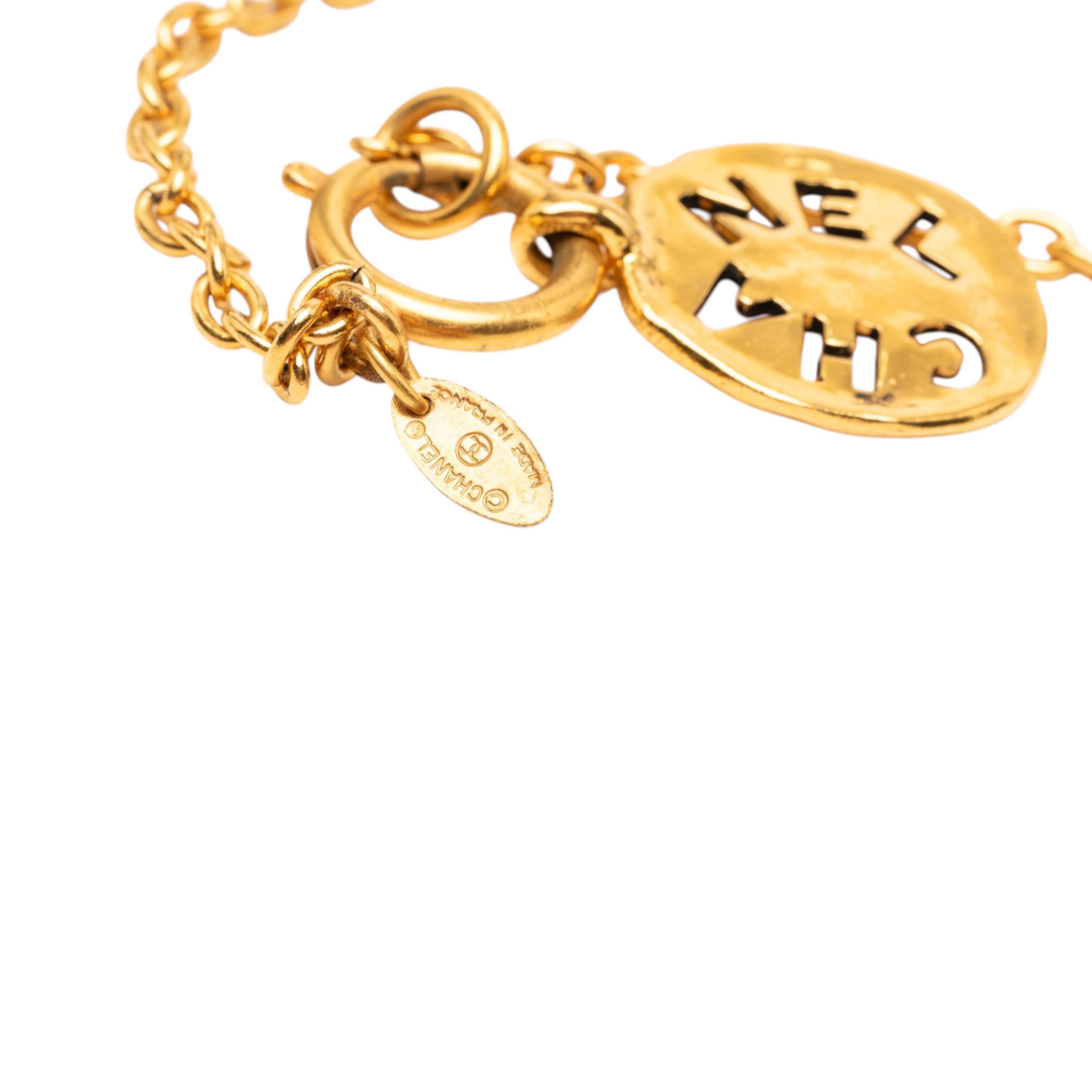 Chanel Gold Plated Logo Round Pendant Necklace, från Luxclusif, i färgen gold. Klicka för att öppna bilden i stort format
