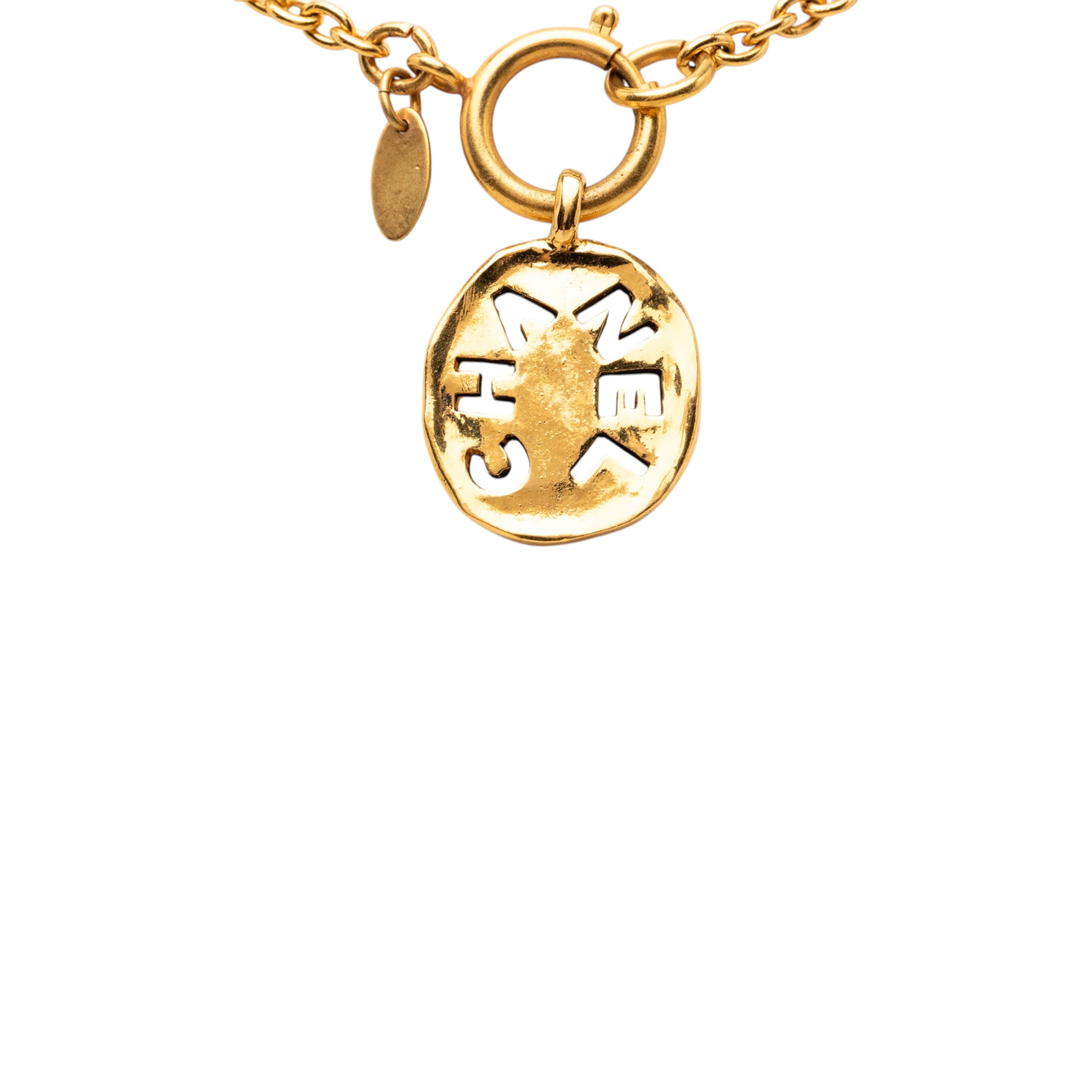 Chanel Gold Plated Logo Round Pendant Necklace, från Luxclusif, i färgen gold. Klicka för att öppna bilden i stort format