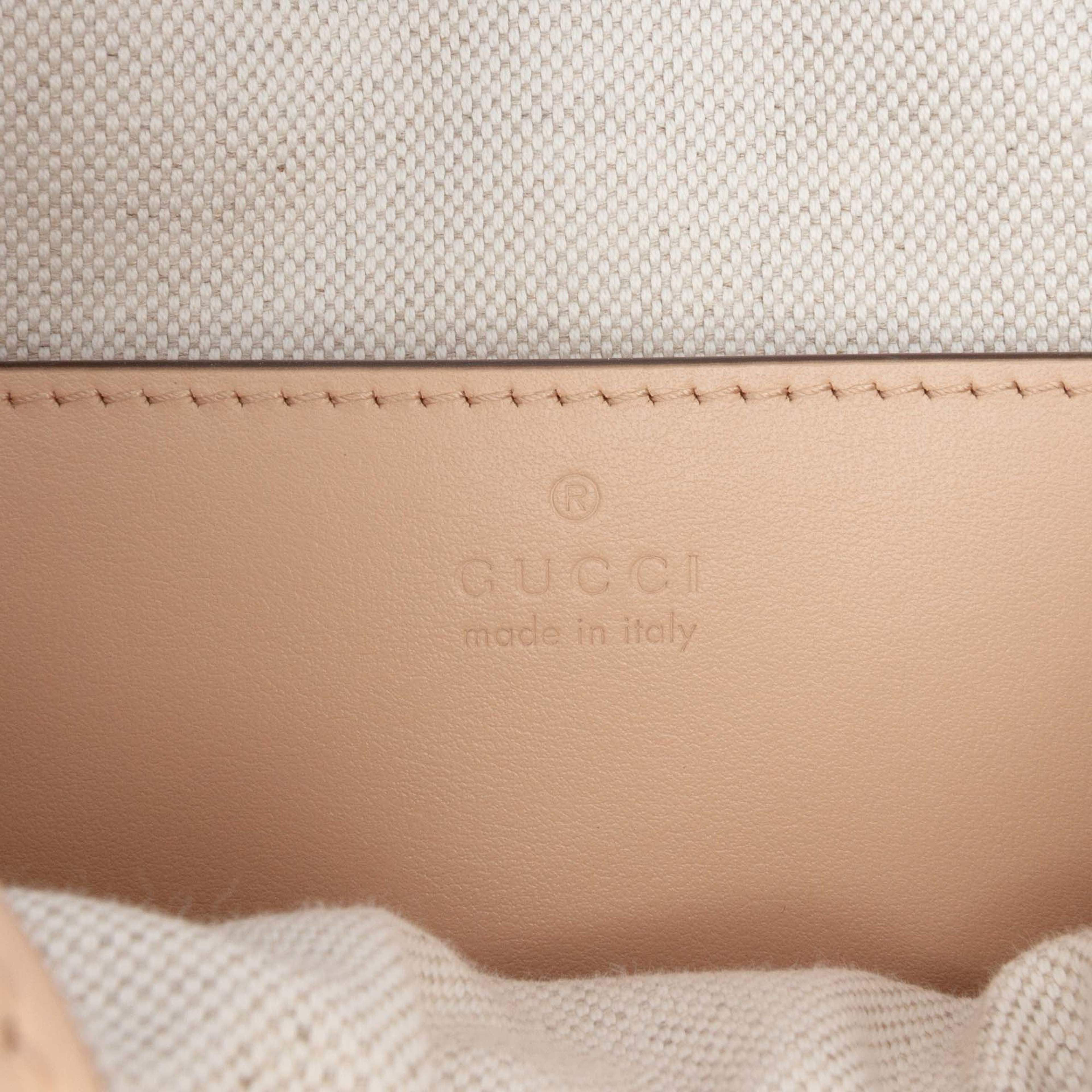 Gucci Small Gg Matelasse Leather Crossbody, från Luxclusif, i färgen beige. Klicka för att öppna bilden i stort format