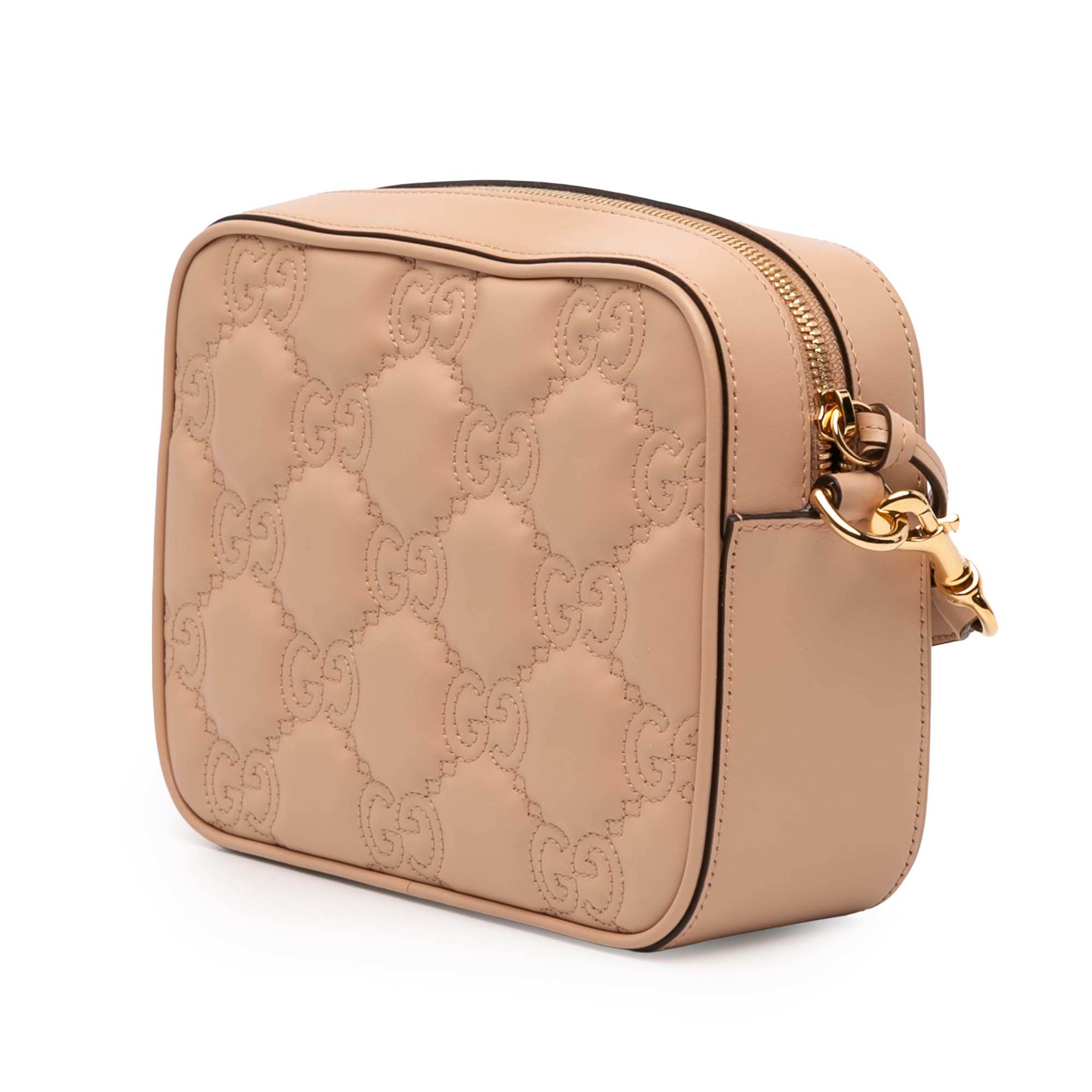 Gucci Small Gg Matelasse Leather Crossbody, från Luxclusif, i färgen beige. Klicka för att öppna bilden i stort format