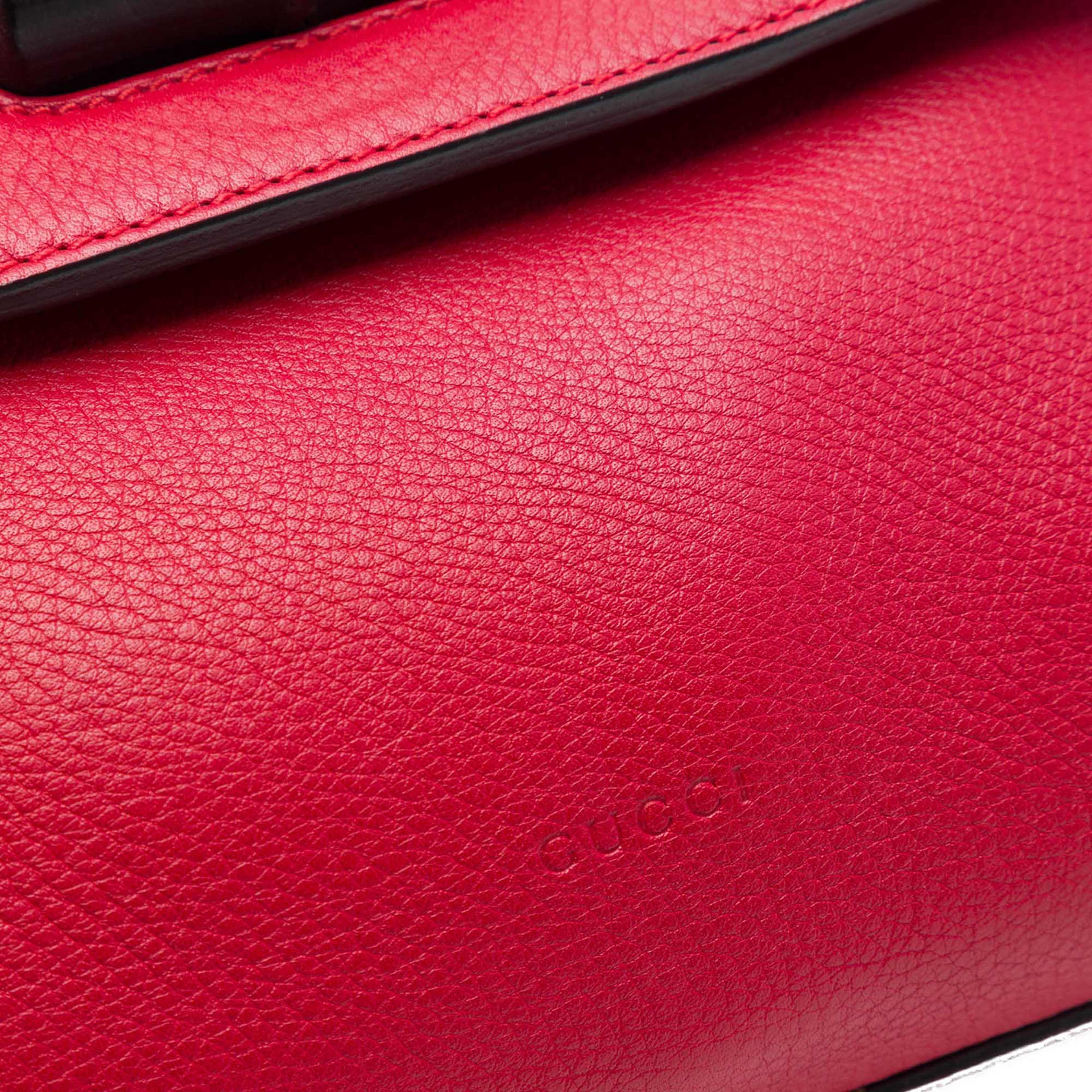 Gucci Small Calfskin Bamboo Daily Satchel, från Luxclusif, i färgen röd. Klicka för att öppna bilden i stort format