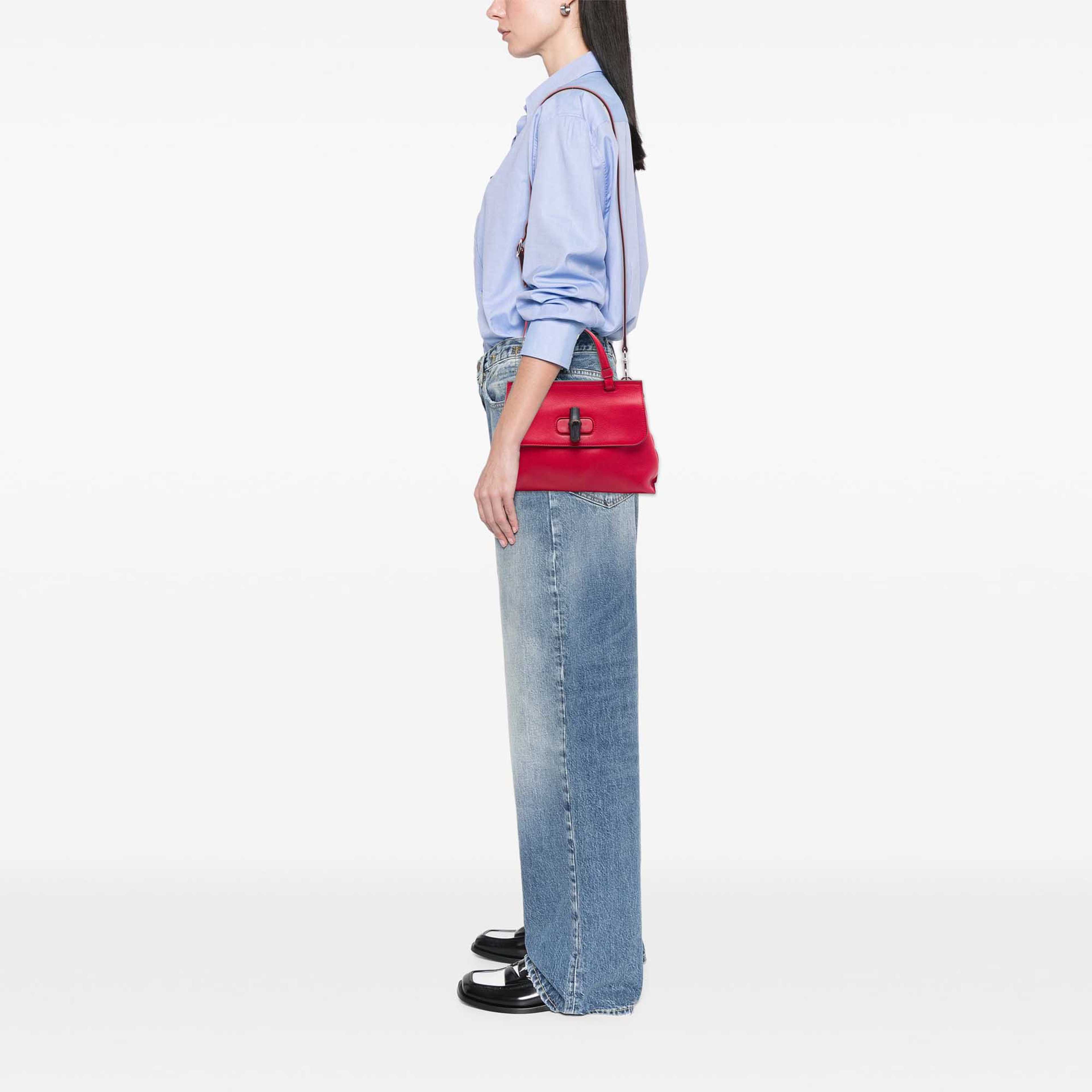Gucci Small Calfskin Bamboo Daily Satchel, från Luxclusif, i färgen röd. Klicka för att öppna bilden i stort format