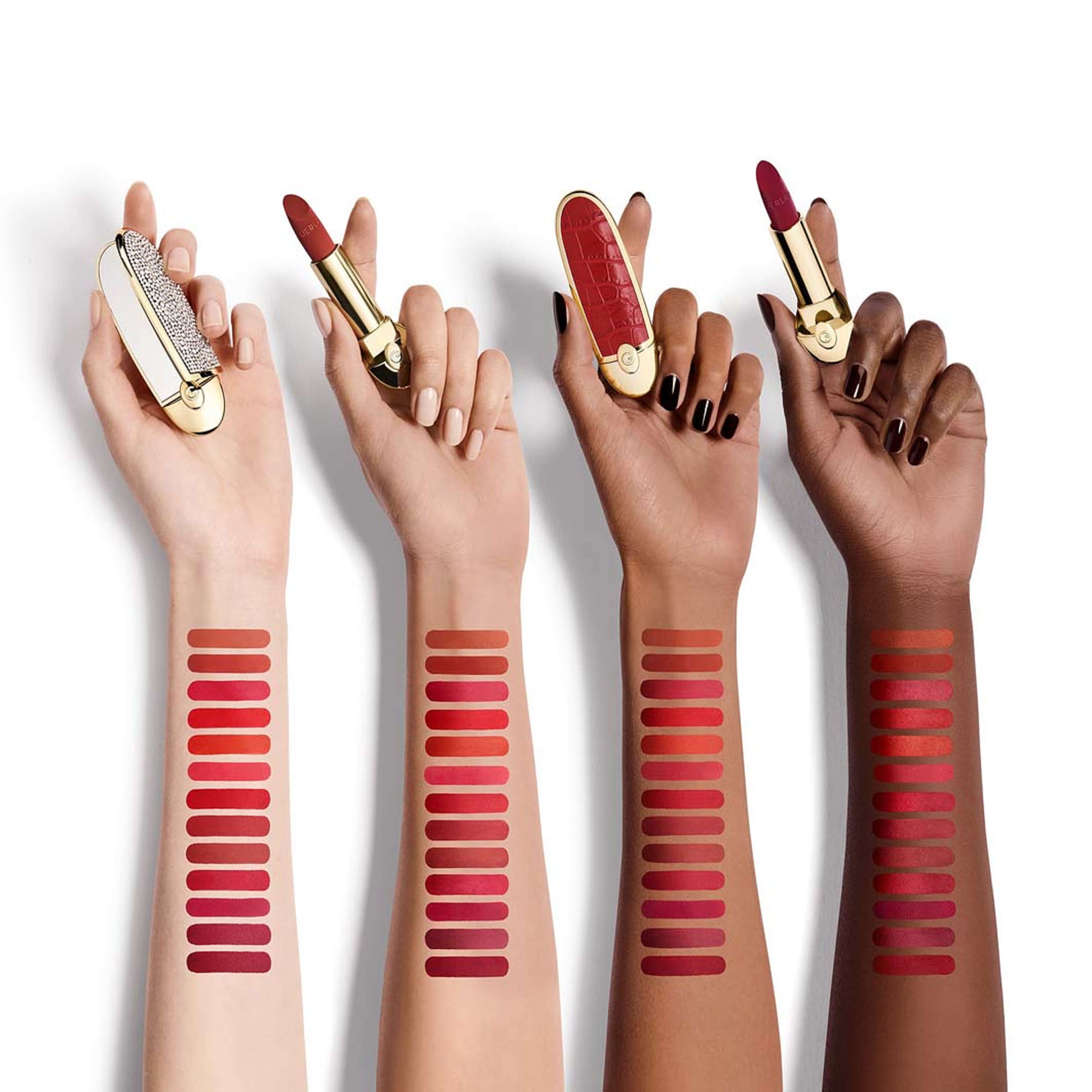 Rouge G Lipstick  Luxurious Velvet, från Guerlain, i färgen Red. Klicka för att öppna bilden i stort format