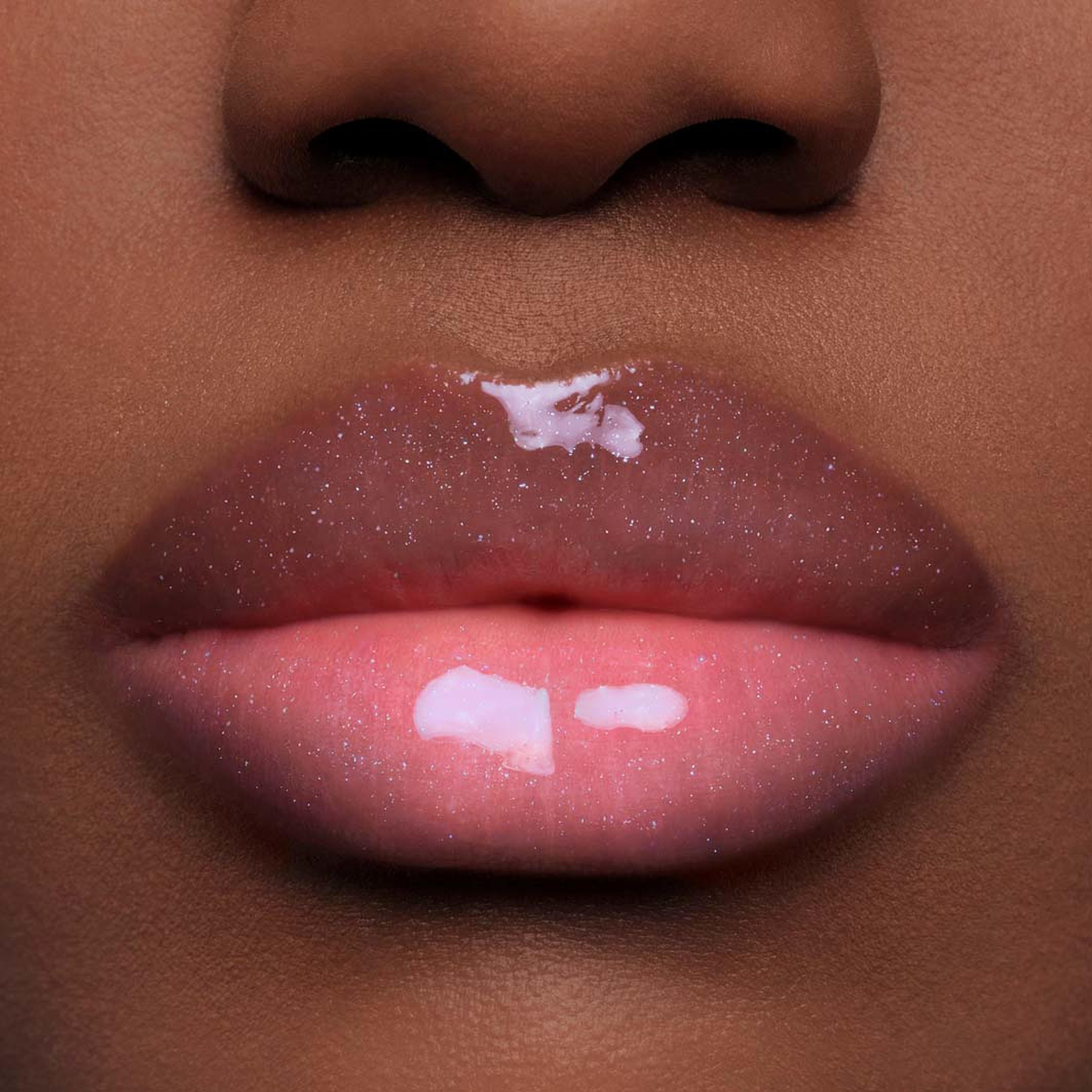 Kiss Kiss Bee Glow Plump, från Guerlain, i färgen Cool. Klicka för att öppna bilden i stort format