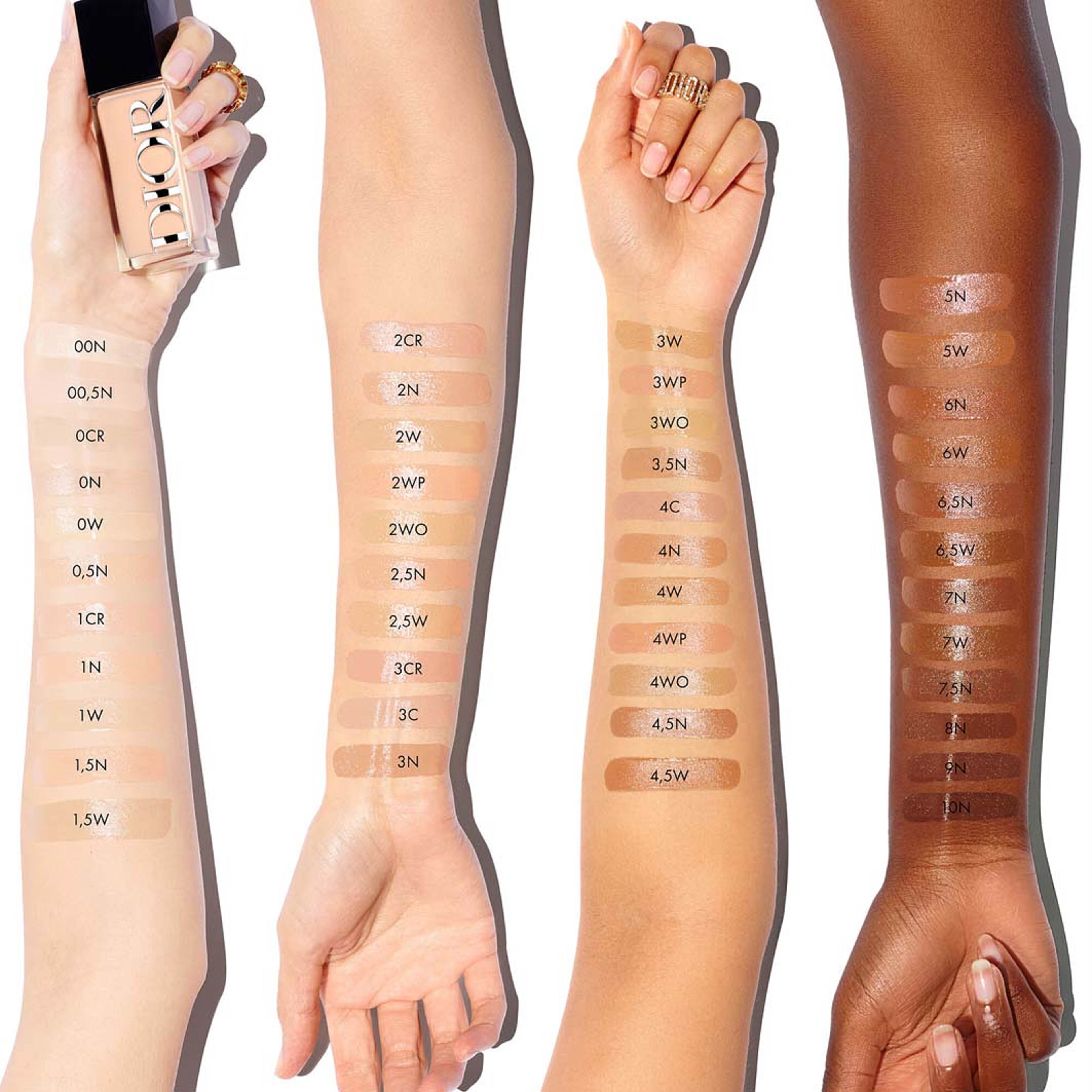 Dior Forever Skin Glow Foundation, från DIOR, i färgen 2,5n. Klicka för att öppna bilden i stort format