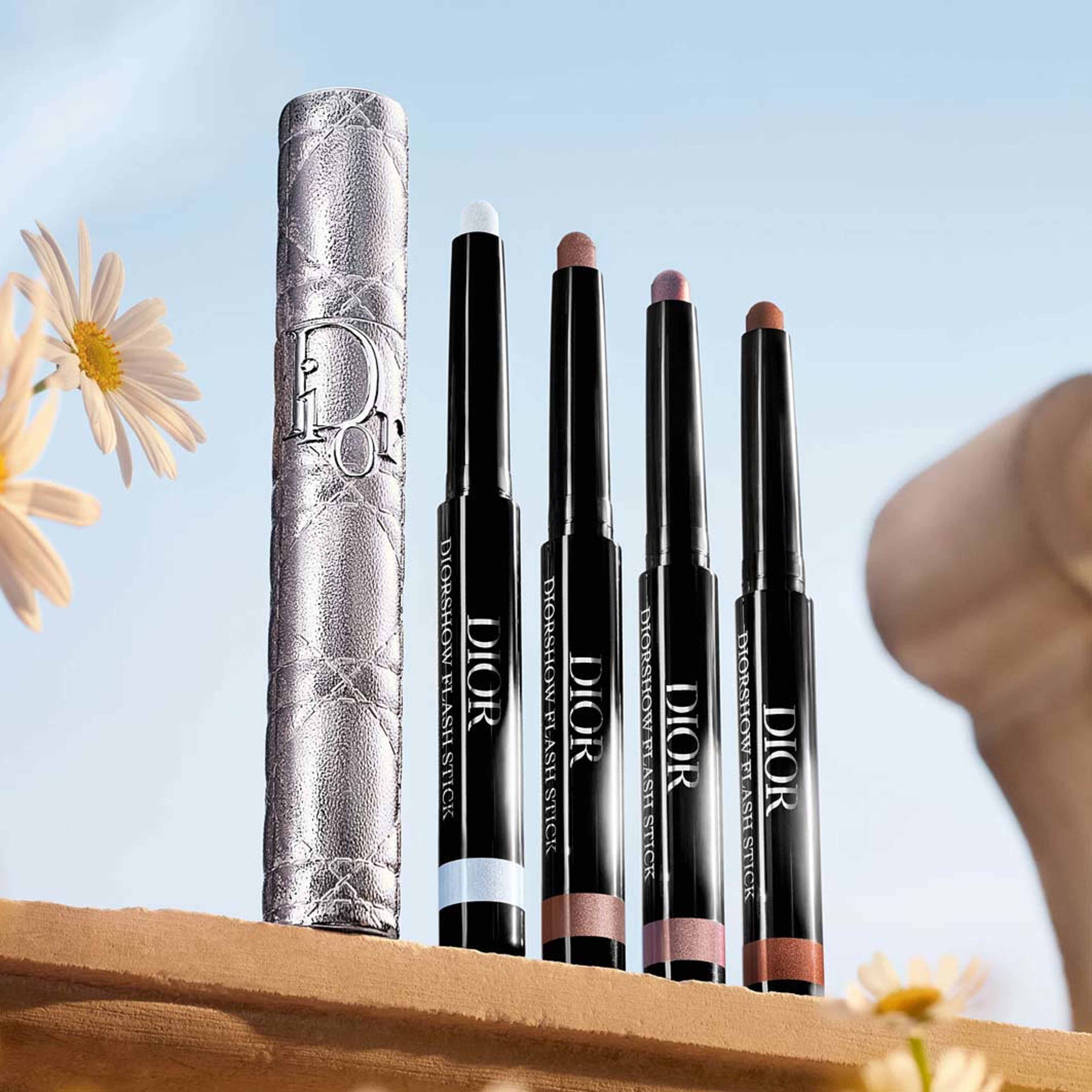 Diorshow Flash Stick Waterproof, från DIOR, i färgen Brun Poncho. Klicka för att öppna bilden i stort format