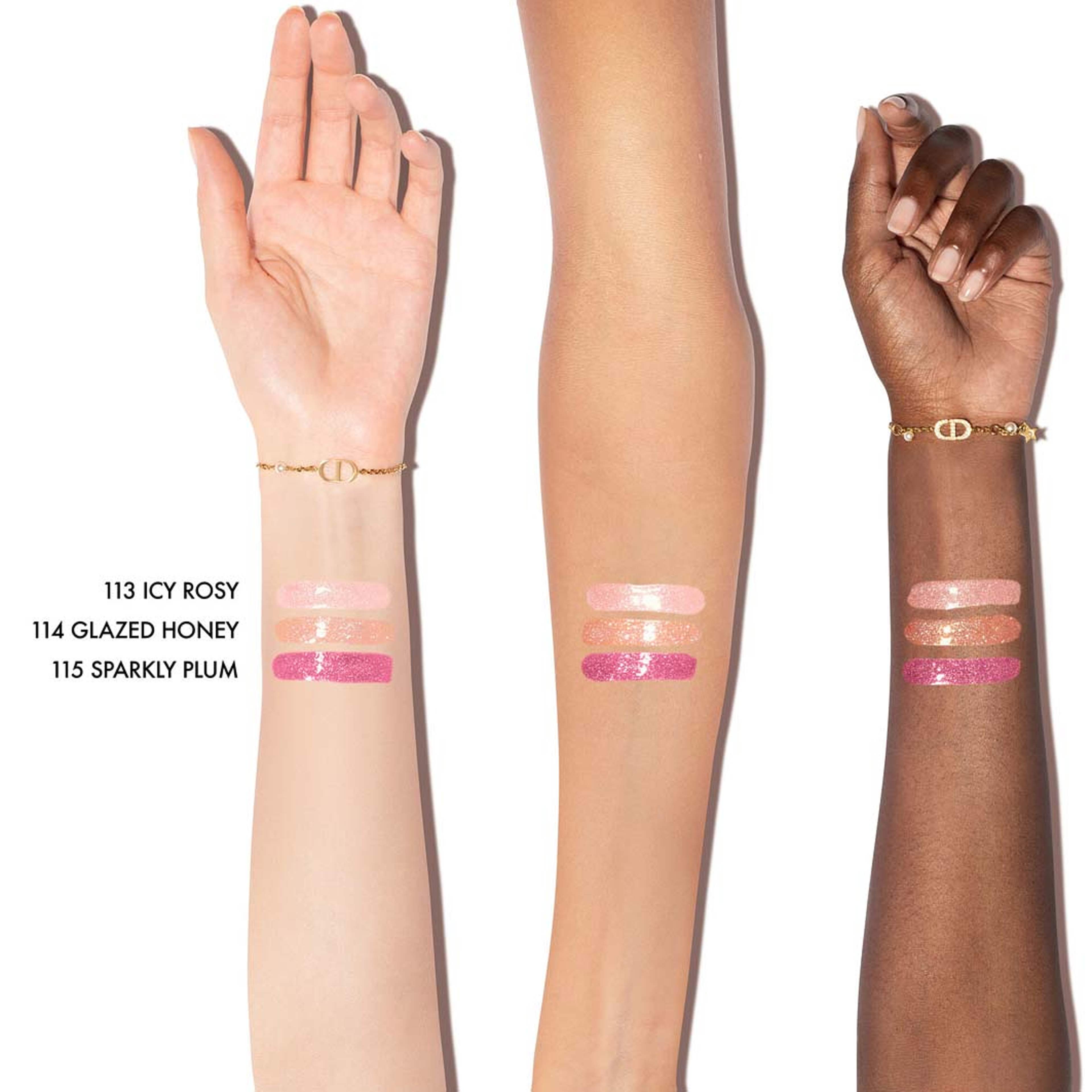 Dior Addict Lip Glow Oil 24h Hydrating Lip Oil - 3 Ultra-Glossy Finishes, från DIOR, i färgen Glazed Honey. Klicka för att öppna bilden i stort format