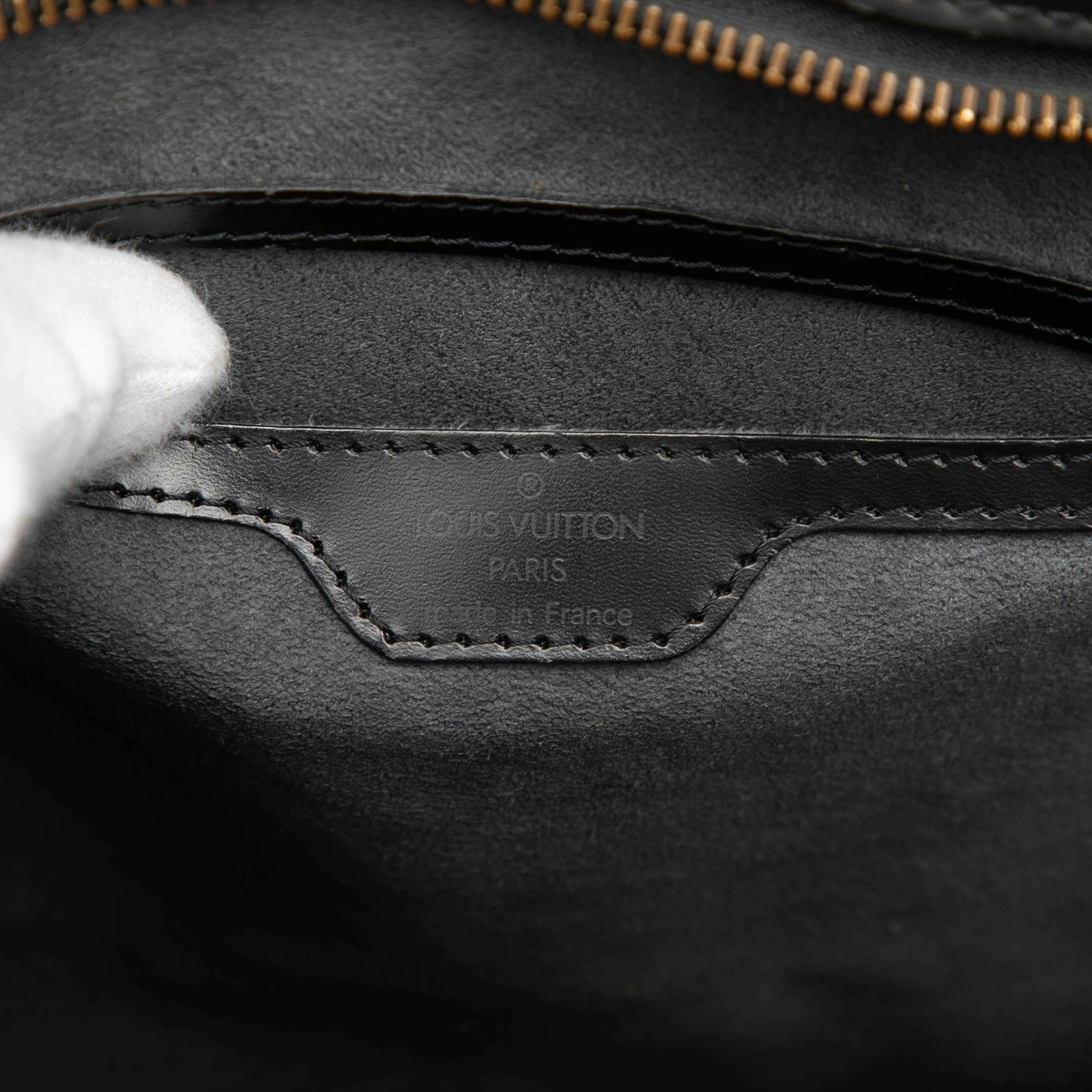 Louis Vuitton Epi Saint Jacques Pm Short Strap, från Luxclusif, i färgen black. Klicka för att öppna bilden i stort format