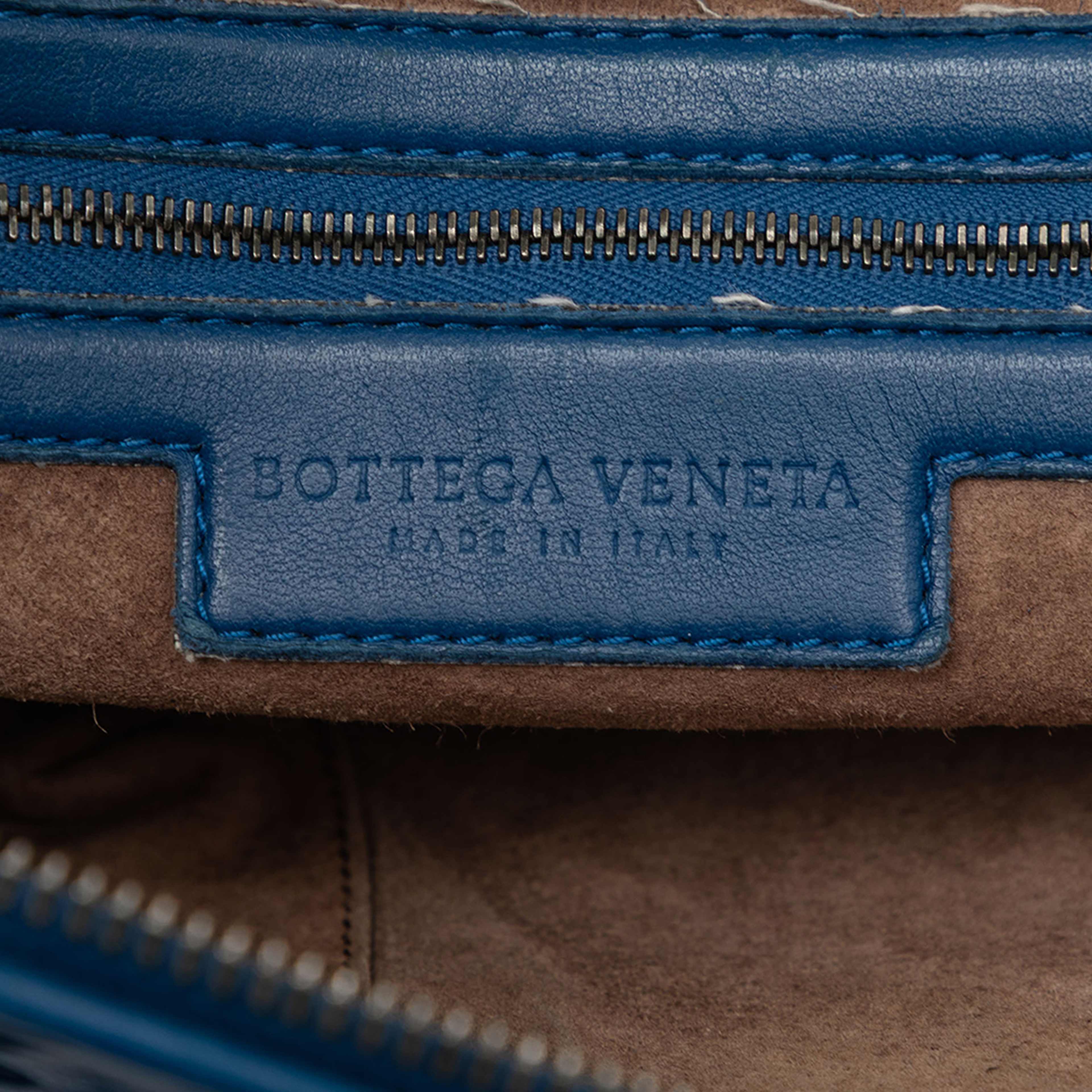 Bottega Veneta Nappa Intrecciato Nodini Crossbody, från Luxclusif, i färgen blue. Klicka för att öppna bilden i stort format
