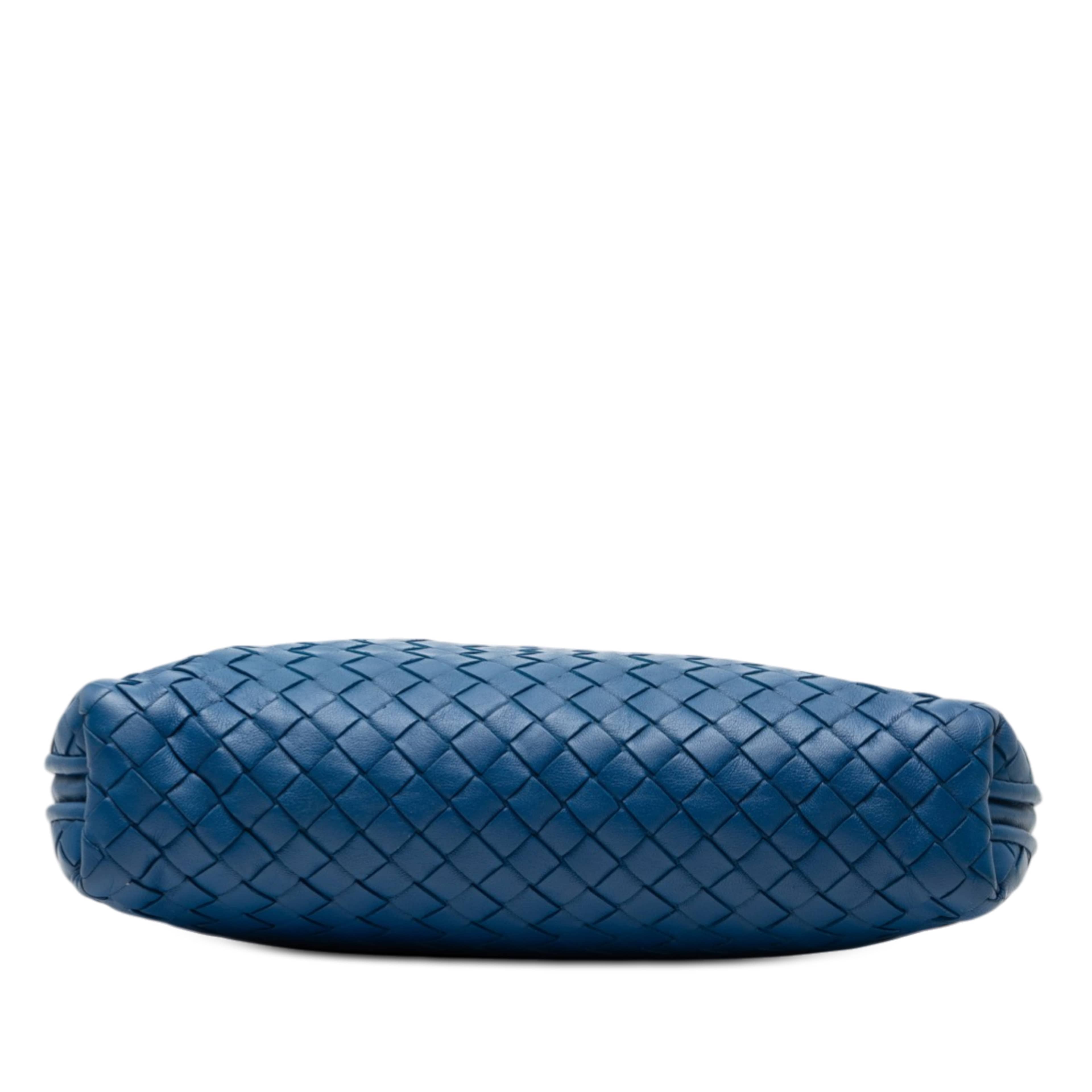 Bottega Veneta Nappa Intrecciato Nodini Crossbody, från Luxclusif, i färgen blue. Klicka för att öppna bilden i stort format