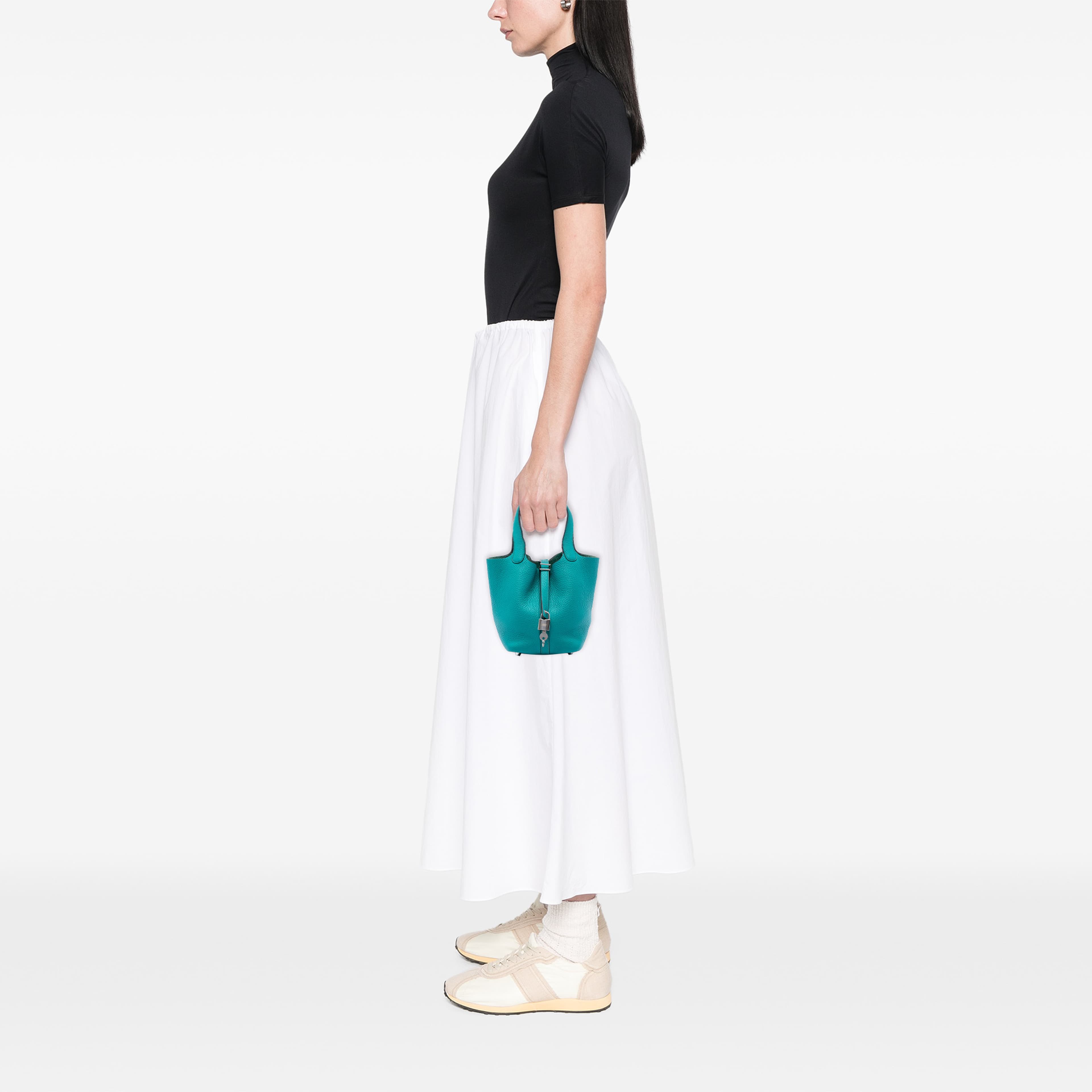 Hermès Clemence Picotin Lock 18, från Luxclusif, i färgen blå. Klicka för att öppna bilden i stort format
