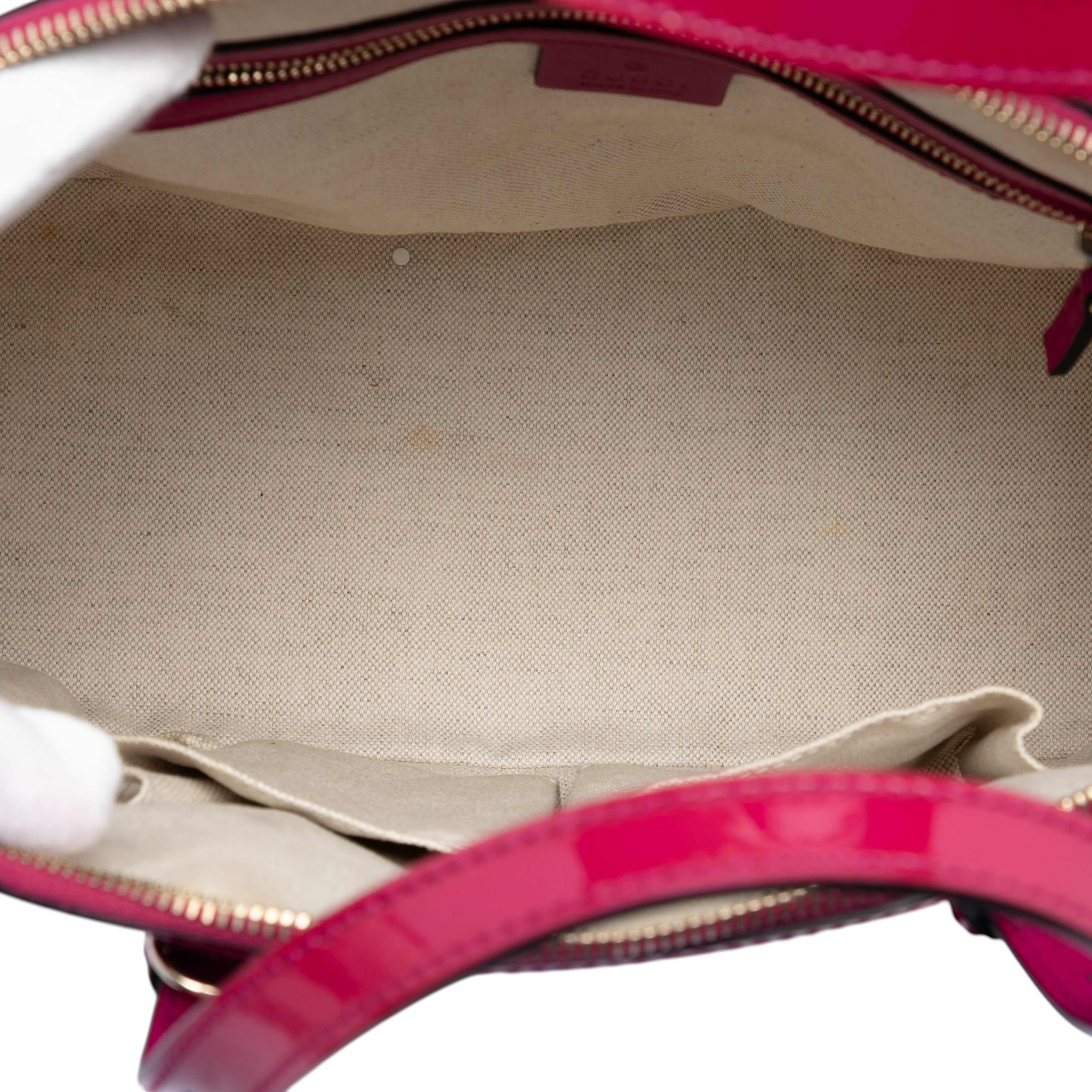 Gucci Small Microguccissima Patent Nice Dome Satchel, från Luxclusif, i färgen hot pink. Klicka för att öppna bilden i stort format