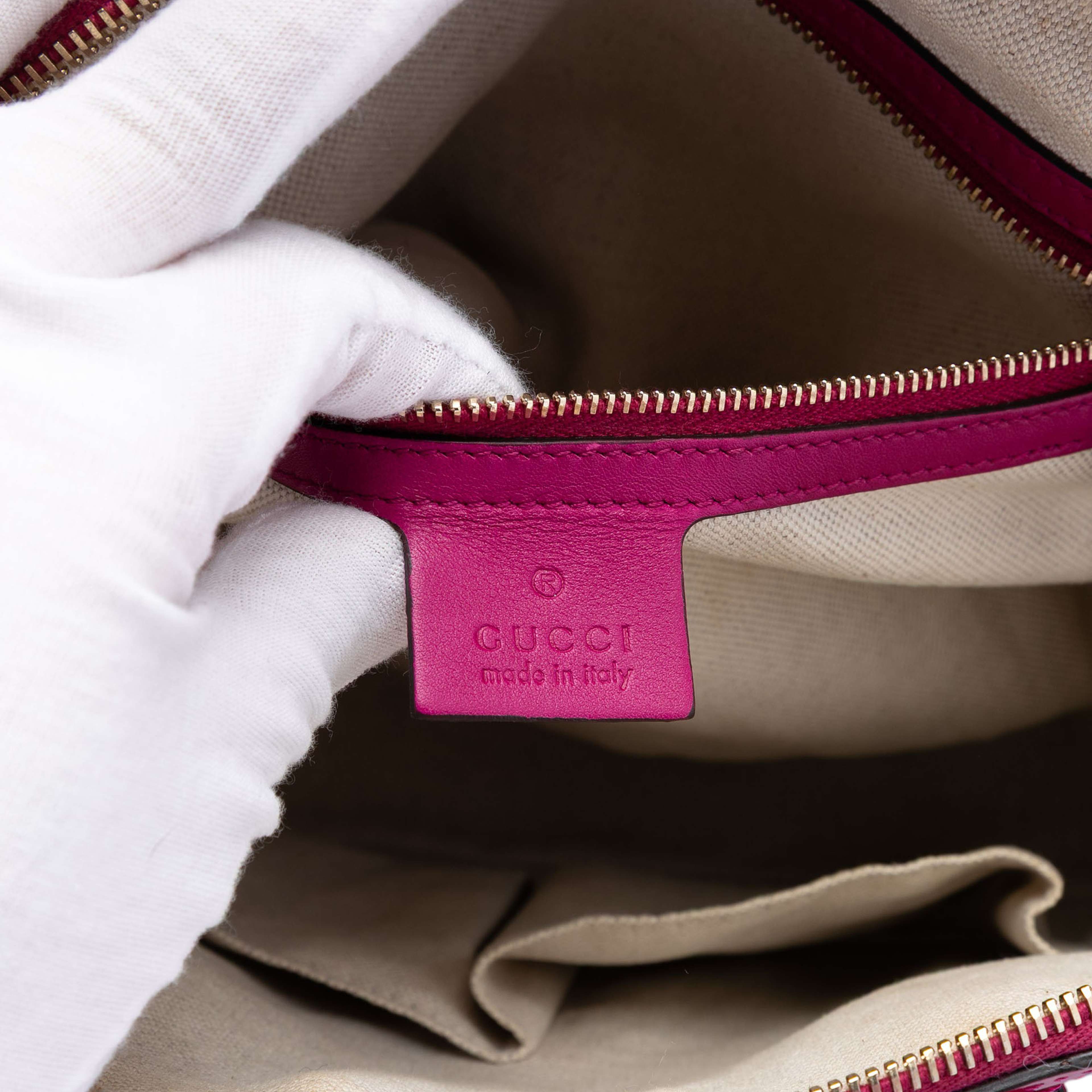 Gucci Small Microguccissima Patent Nice Dome Satchel, från Luxclusif, i färgen hot pink. Klicka för att öppna bilden i stort format