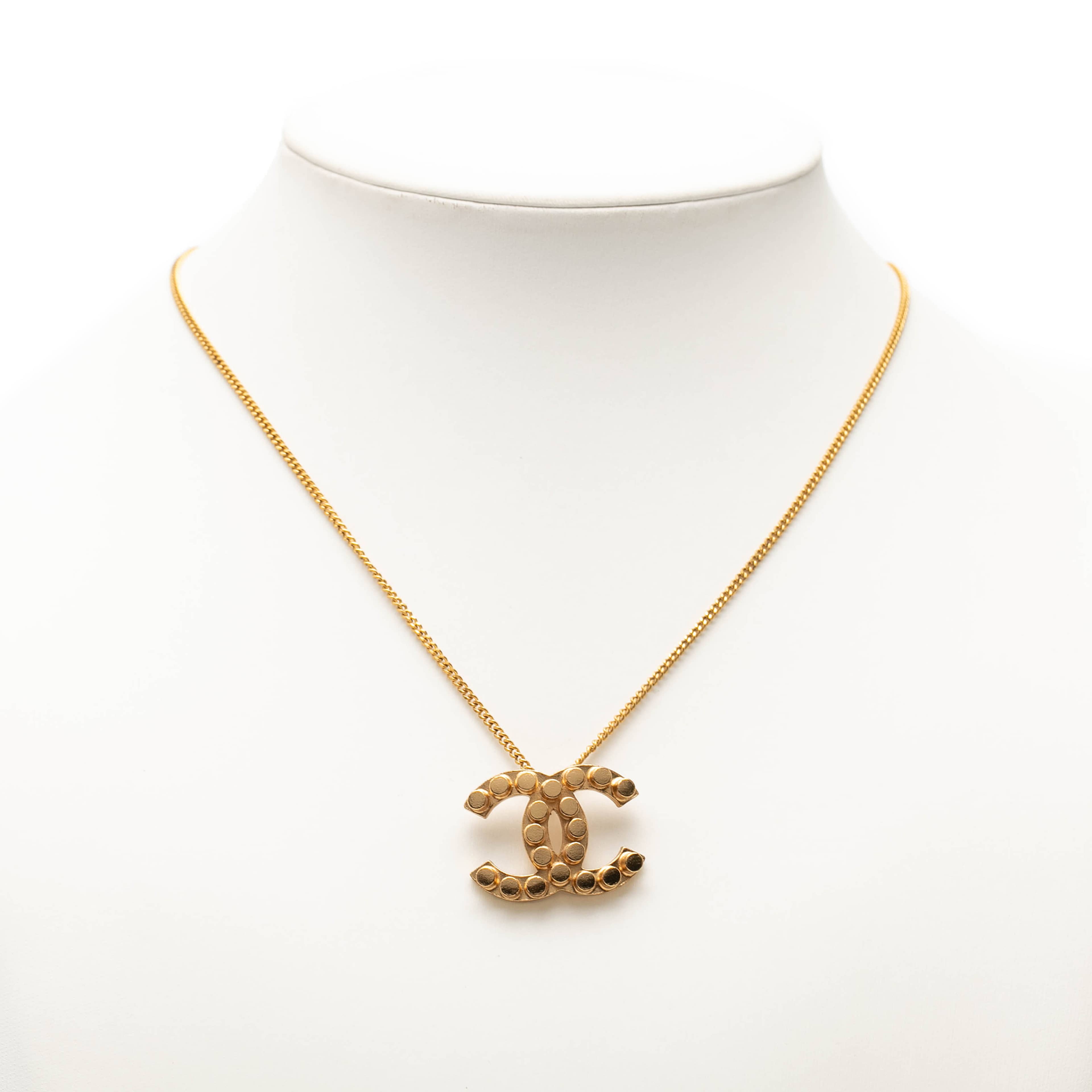 Chanel Cc Gold Plated Studded Pendant Necklace, från Luxclusif, i färgen guld. Klicka för att öppna bilden i stort format