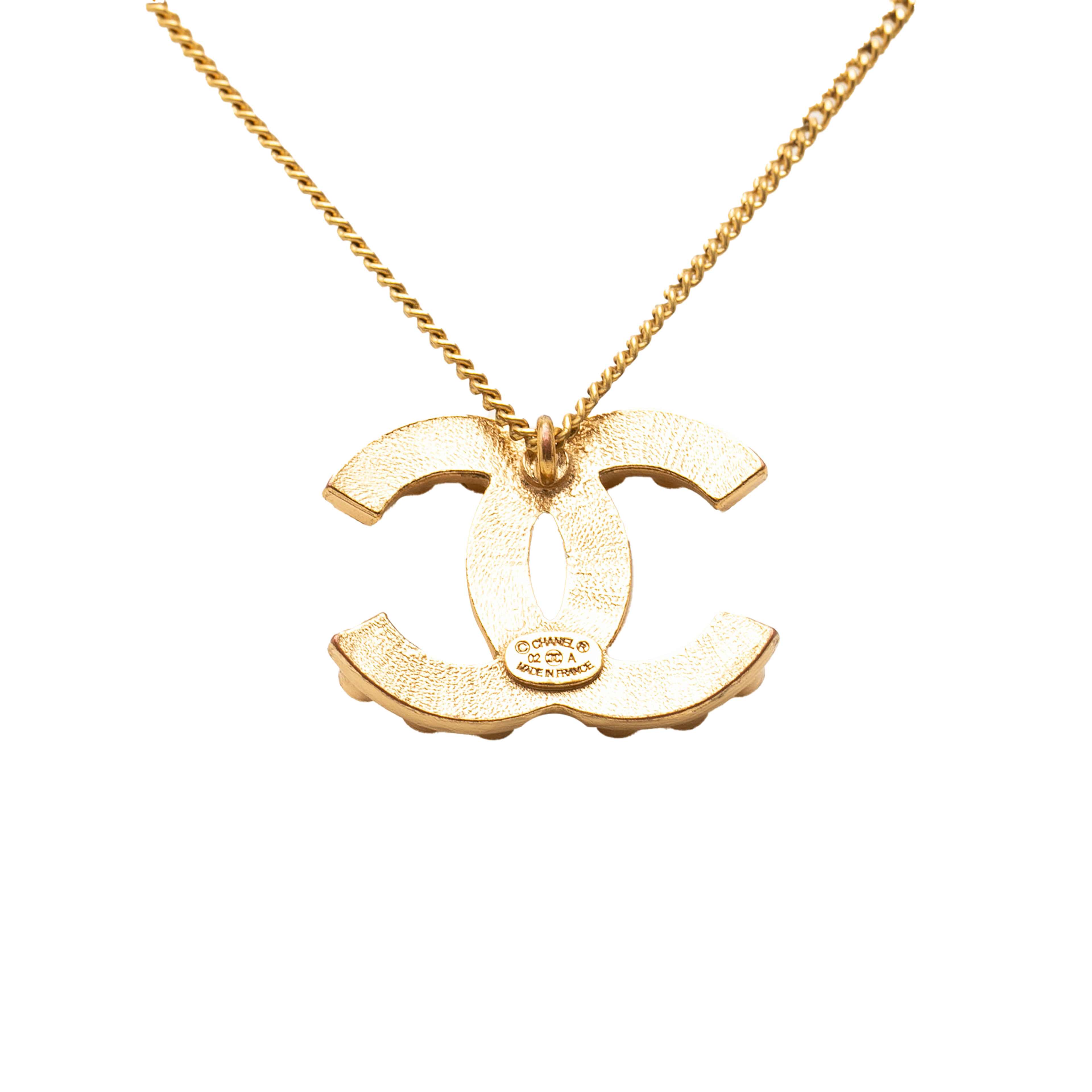 Chanel Cc Gold Plated Studded Pendant Necklace, från Luxclusif, i färgen guld. Klicka för att öppna bilden i stort format