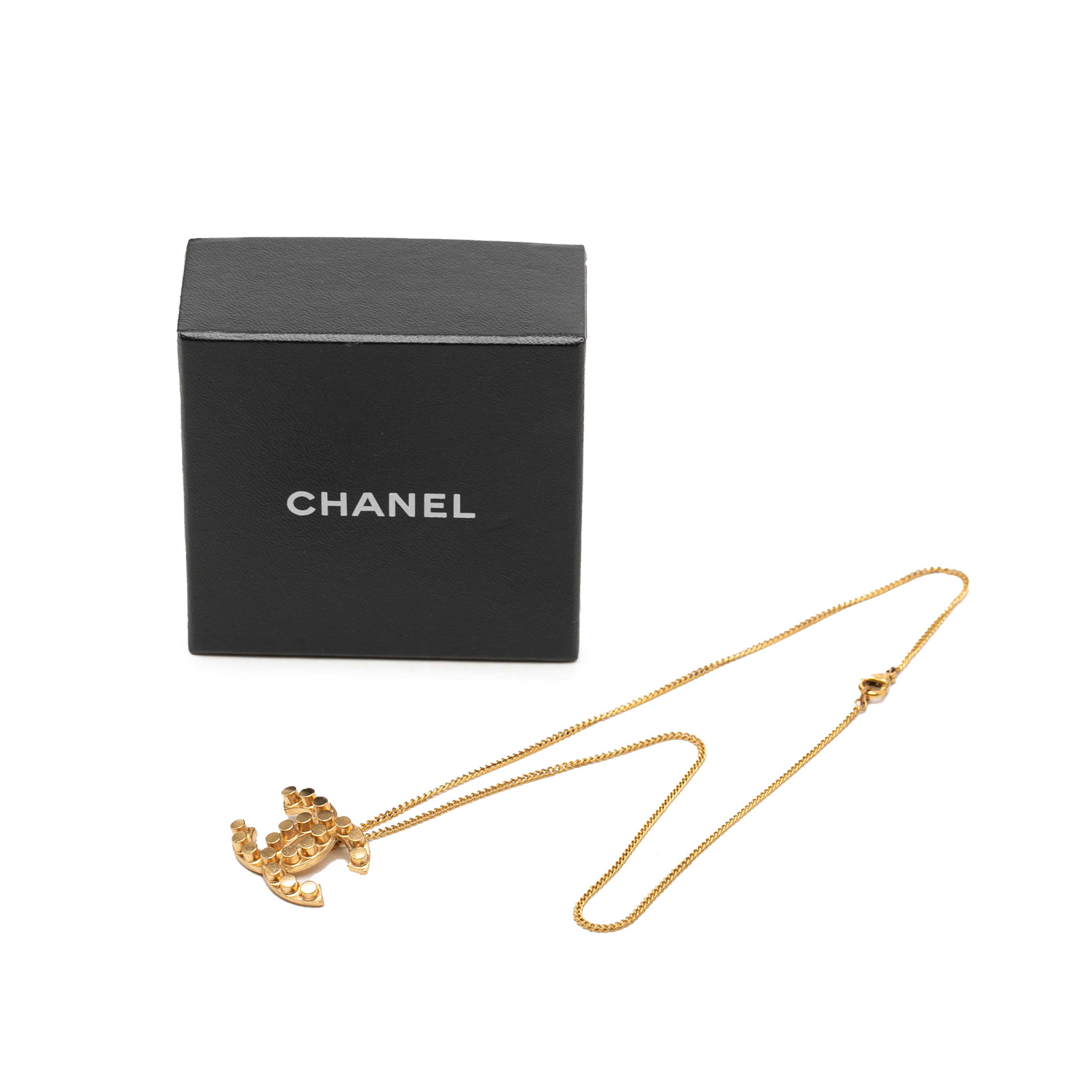 Chanel Cc Gold Plated Studded Pendant Necklace, från Luxclusif, i färgen guld. Klicka för att öppna bilden i stort format