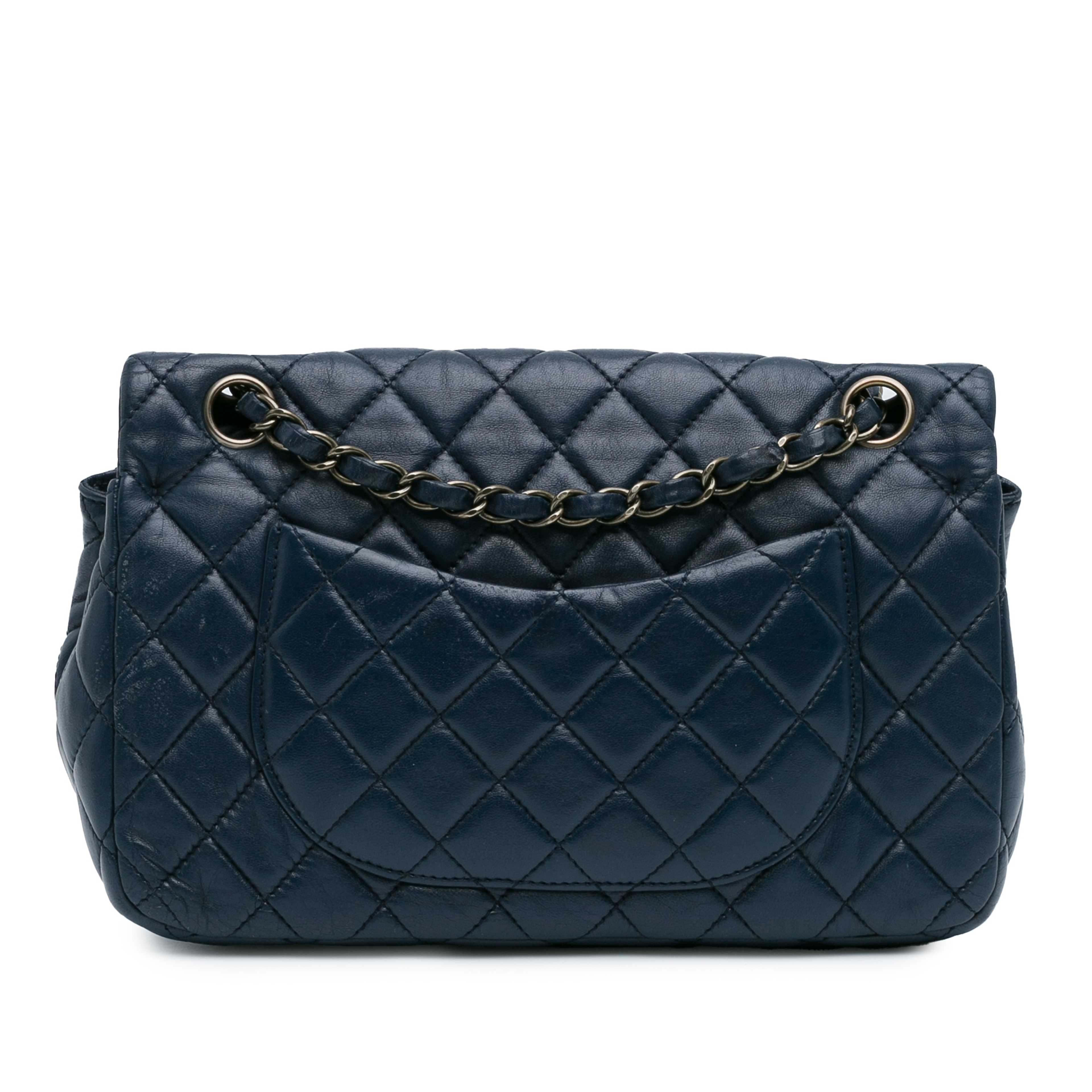 Chanel Cc Quilted Lambskin Double Flap, från Luxclusif, i färgen navy. Klicka för att öppna bilden i stort format
