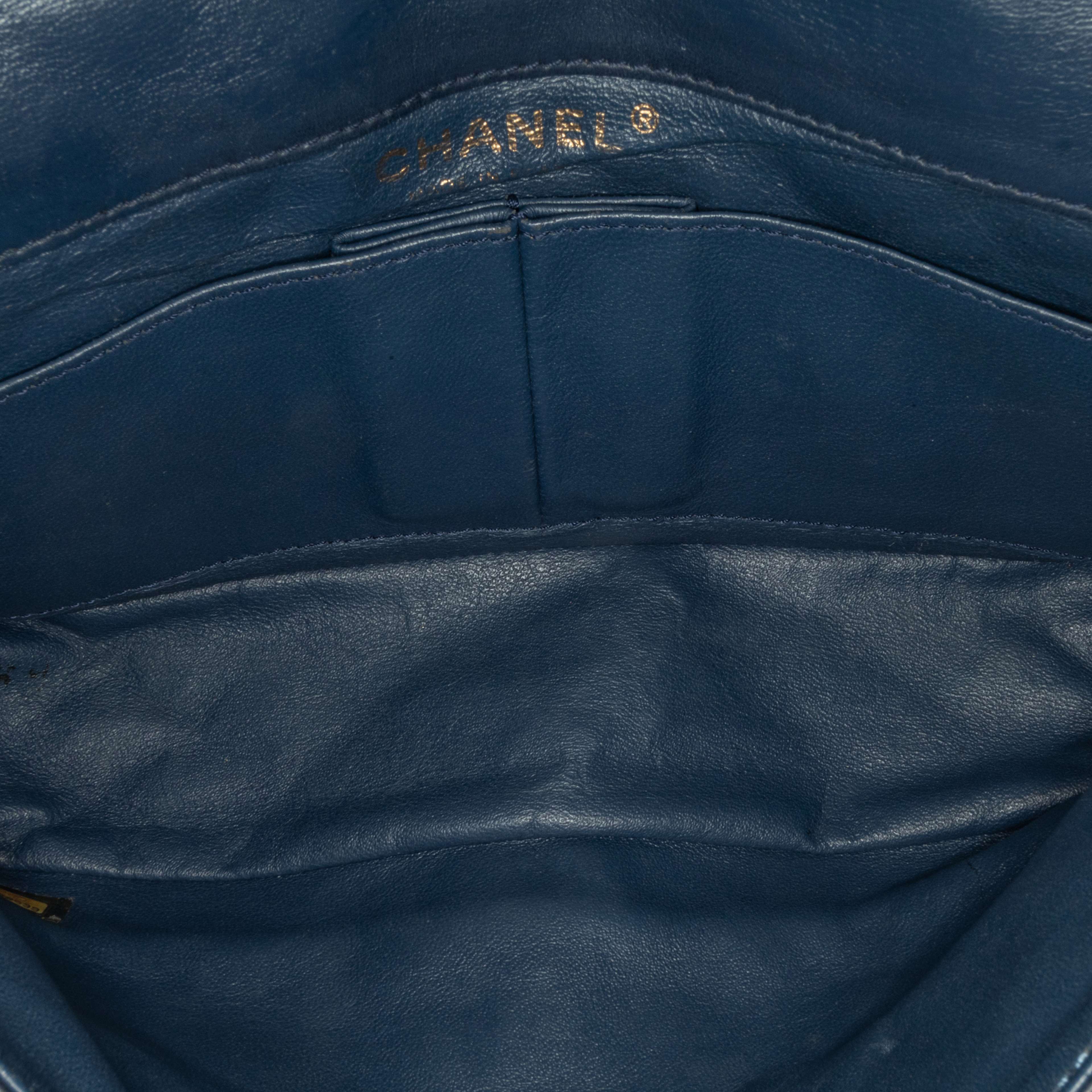 Chanel Cc Quilted Lambskin Double Flap, från Luxclusif, i färgen navy. Klicka för att öppna bilden i stort format