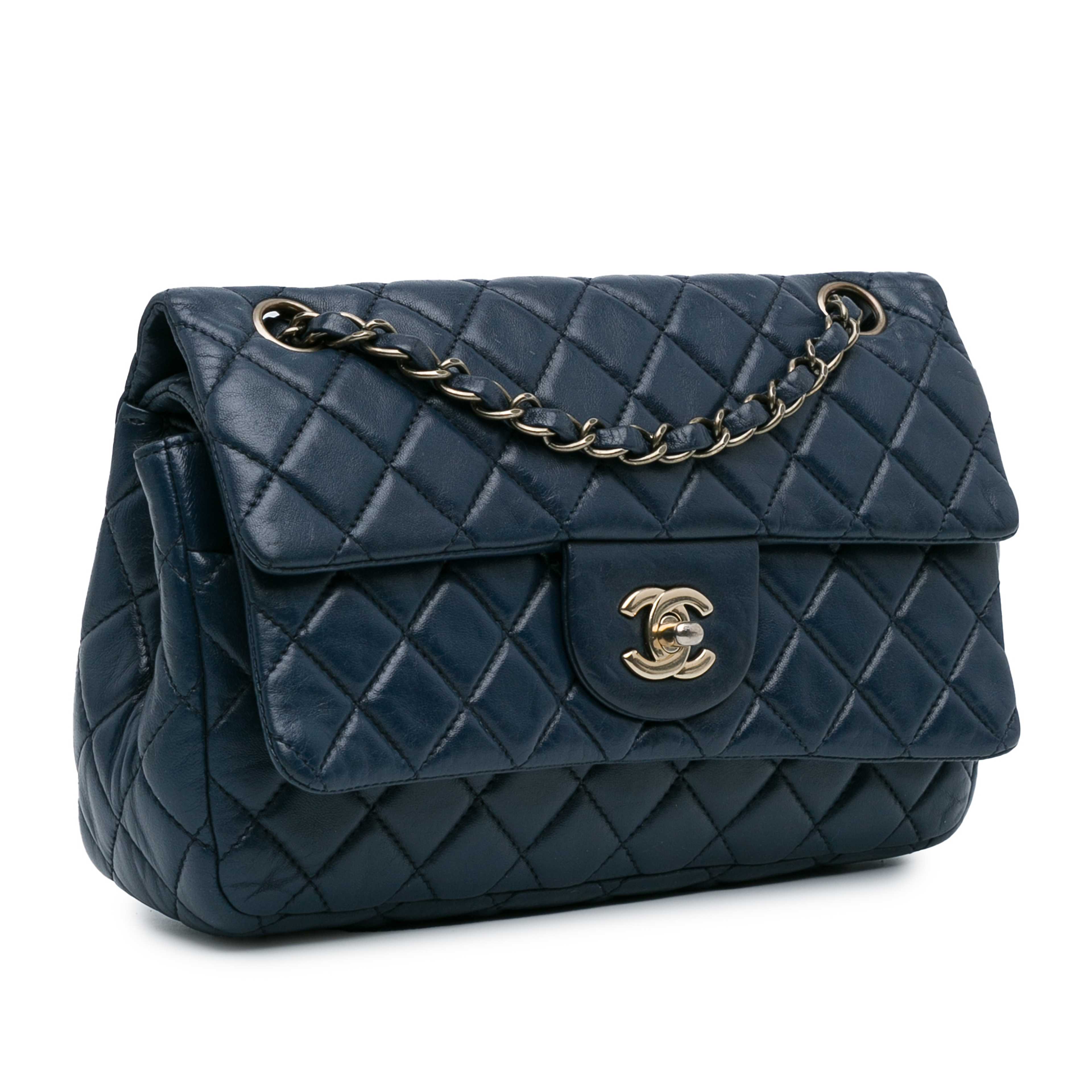 Chanel Cc Quilted Lambskin Double Flap, från Luxclusif, i färgen navy. Klicka för att öppna bilden i stort format