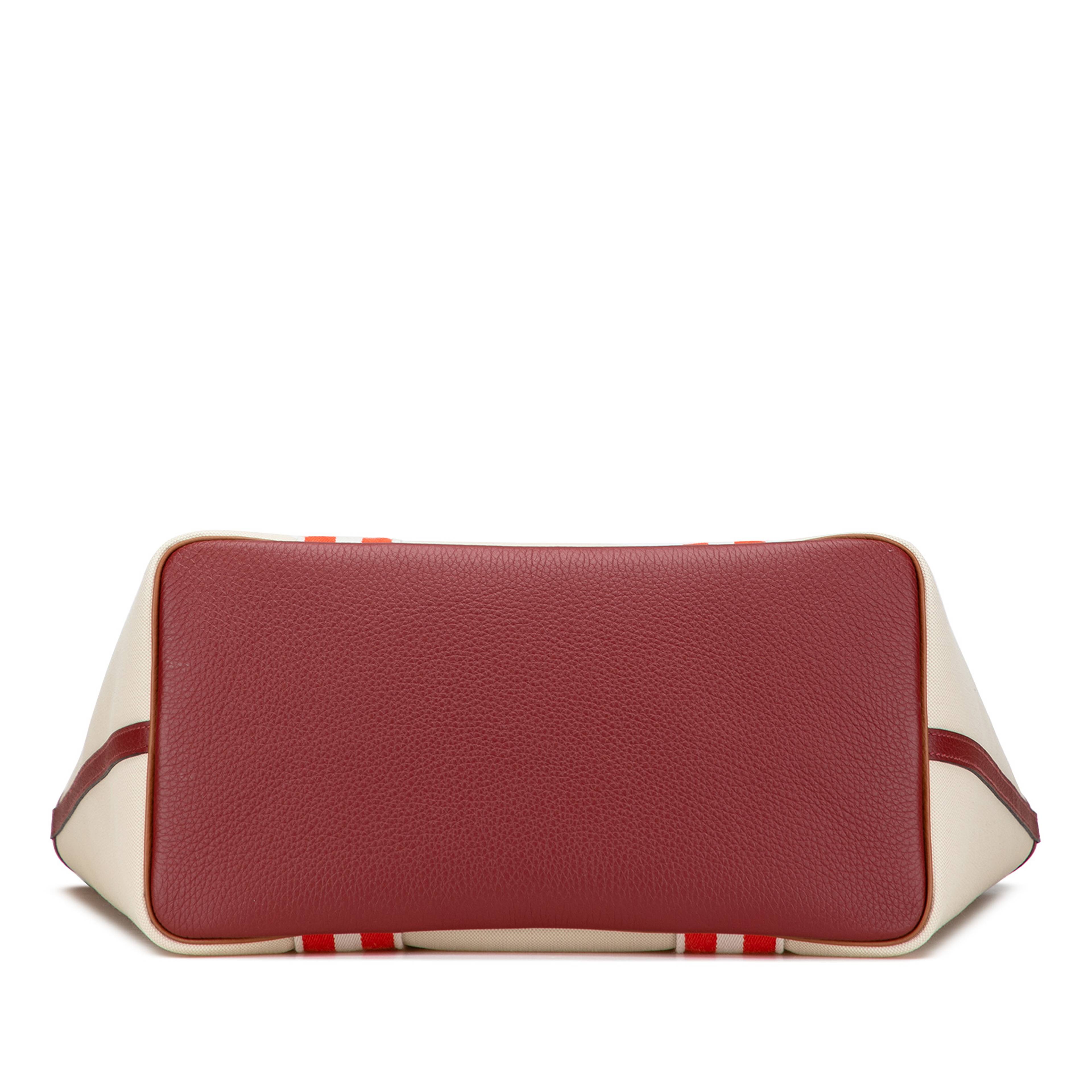 Hermès Toile And Clemence Pursangle Tote, från Luxclusif, i färgen beige. Klicka för att öppna bilden i stort format