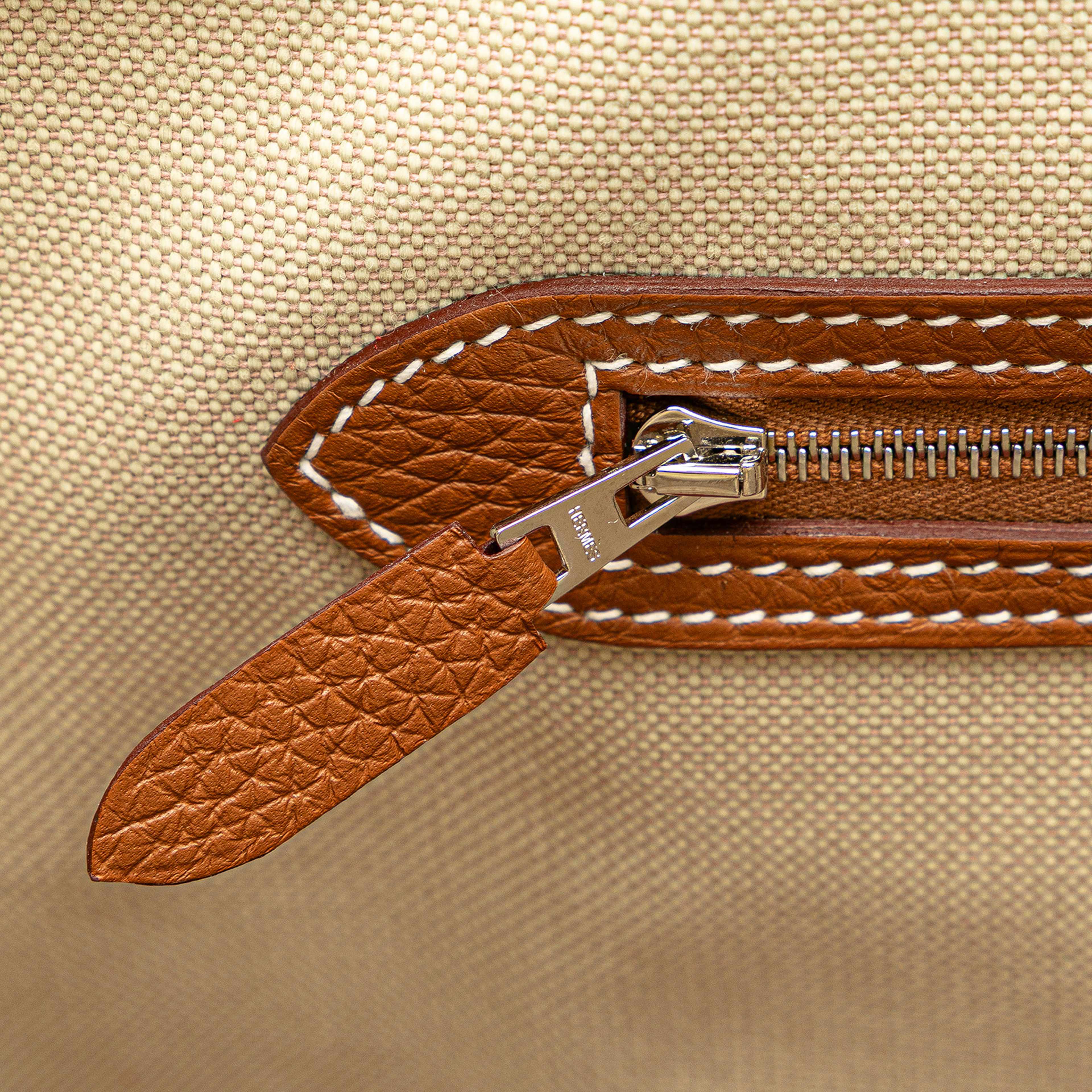 Hermès Toile And Clemence Pursangle Tote, från Luxclusif, i färgen beige. Klicka för att öppna bilden i stort format