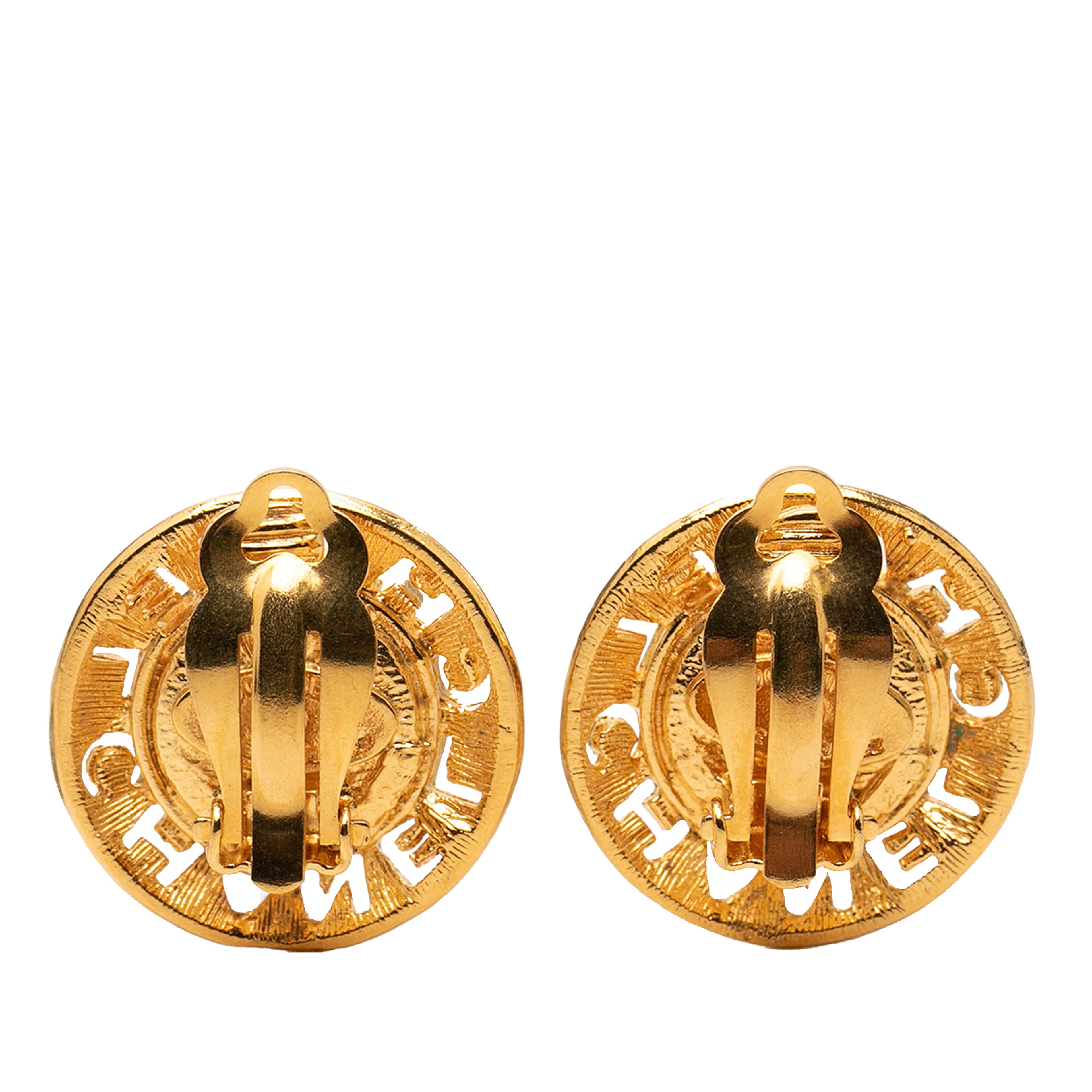 Chanel Gold Plated Faux Pearl Round Clip On Earrings, från Luxclusif, i färgen gold. Klicka för att öppna bilden i stort format