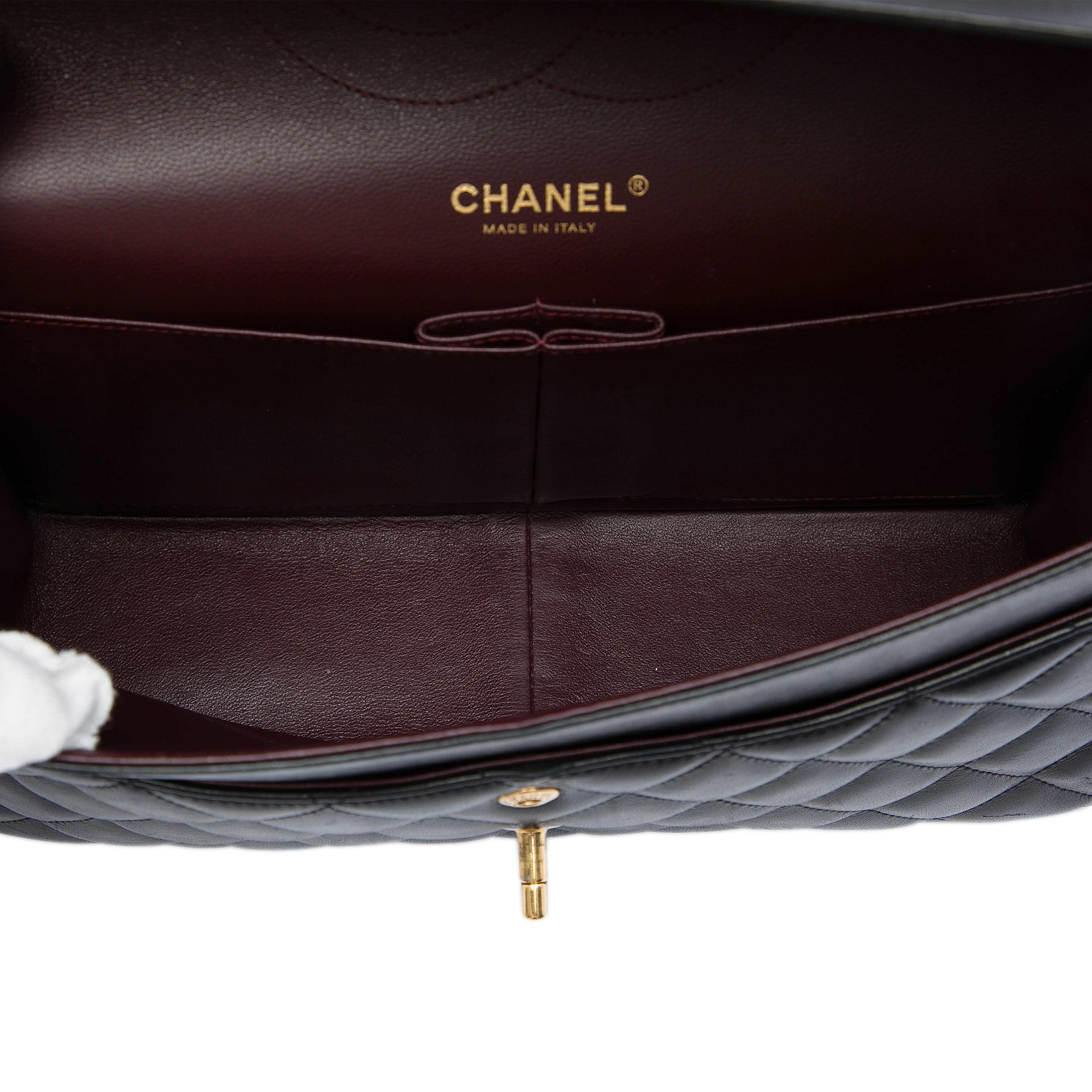Chanel Jumbo Classic Lambskin Double Flap, från Luxclusif, i färgen svart. Klicka för att öppna bilden i stort format