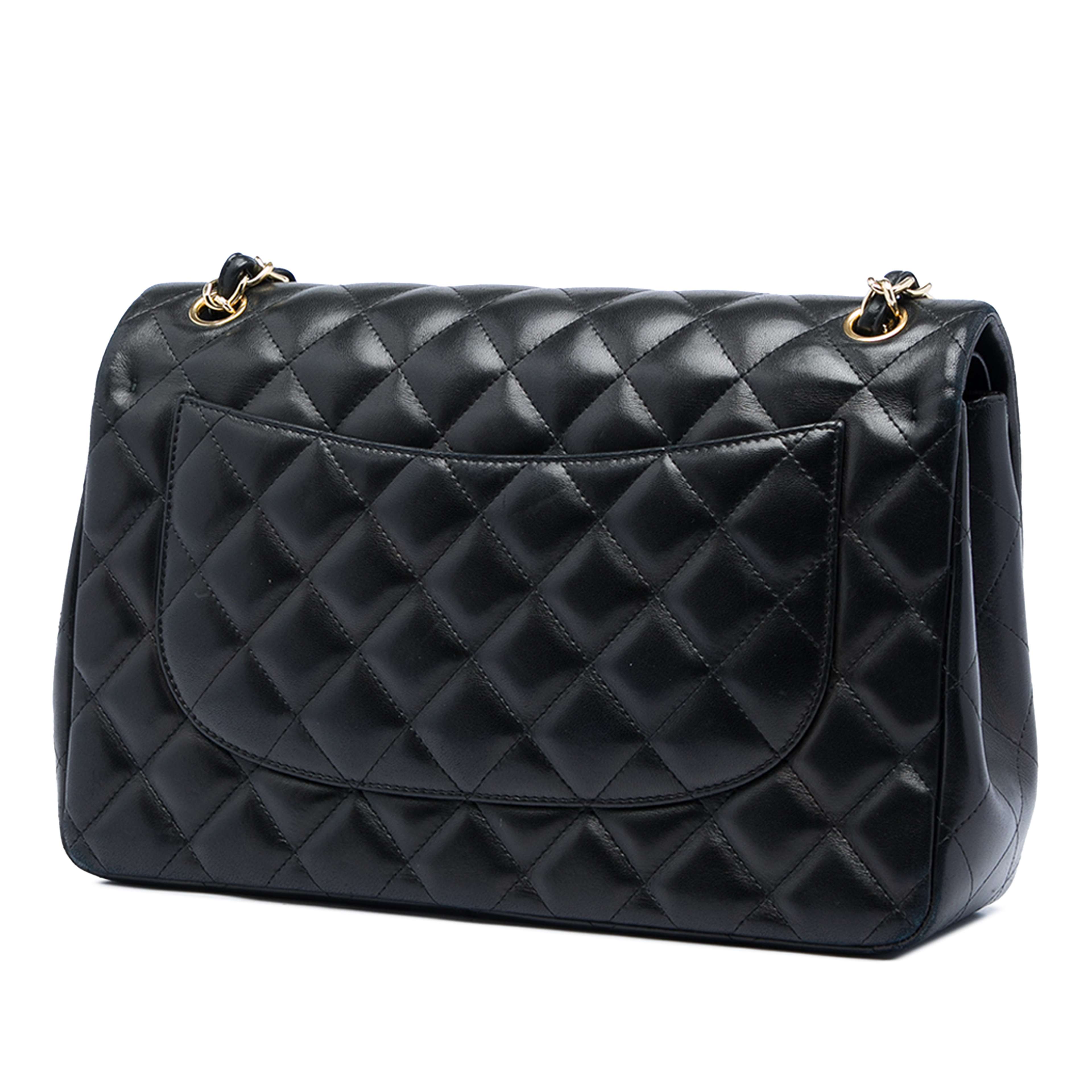 Chanel Jumbo Classic Lambskin Double Flap, från Luxclusif, i färgen svart. Klicka för att öppna bilden i stort format