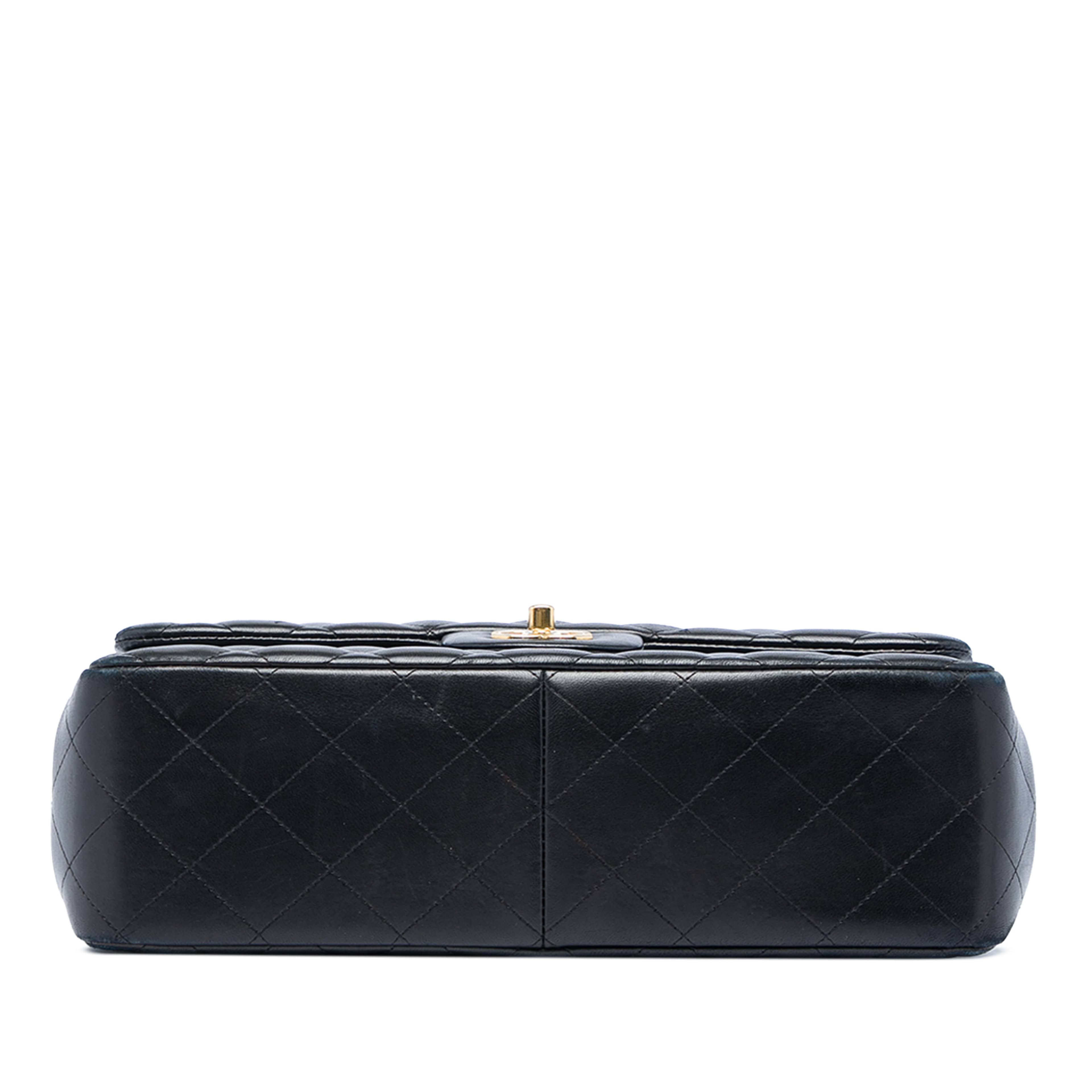 Chanel Jumbo Classic Lambskin Double Flap, från Luxclusif, i färgen svart. Klicka för att öppna bilden i stort format