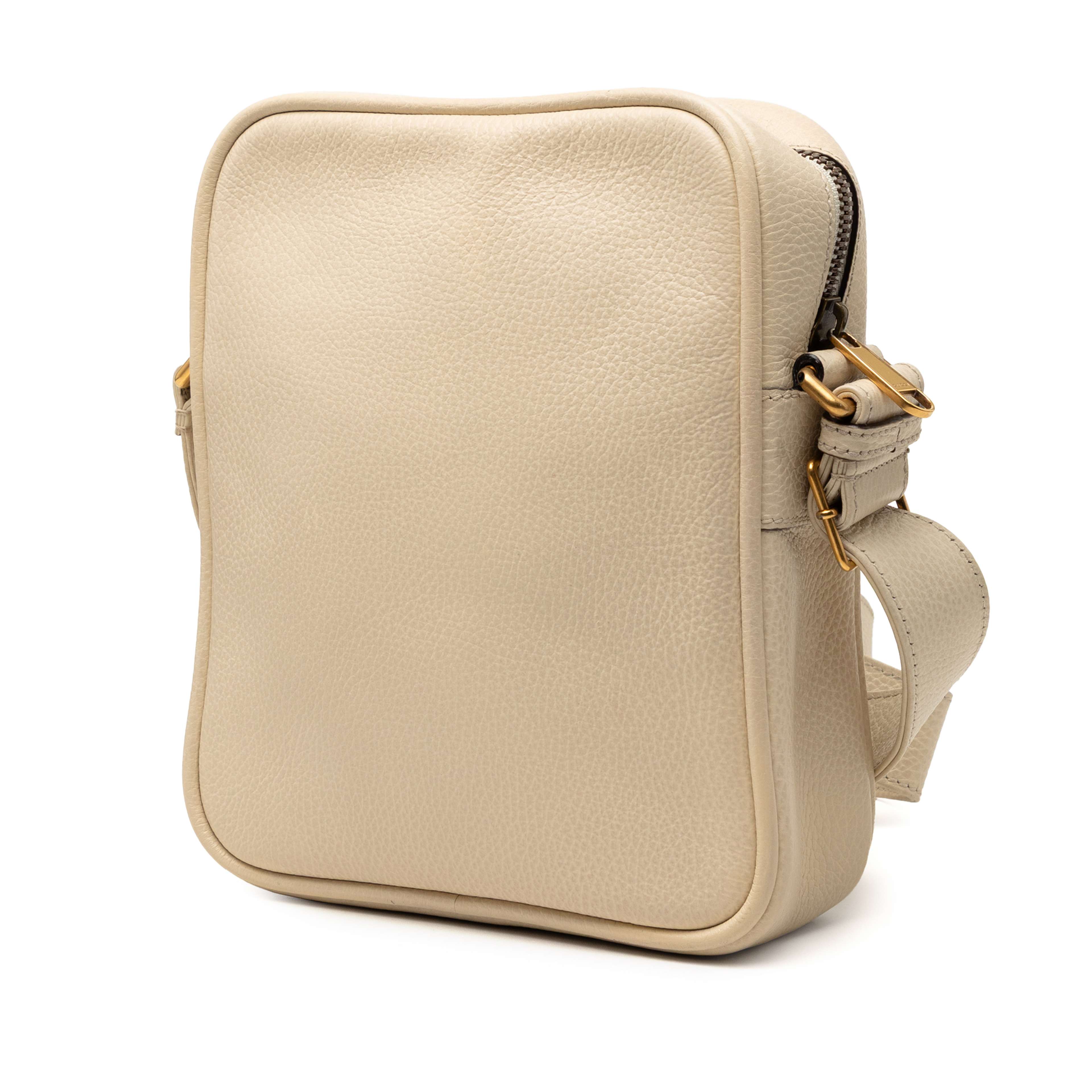 Gucci Grained Calfskin Logo Crossbody, från Luxclusif, i färgen brun. Klicka för att öppna bilden i stort format