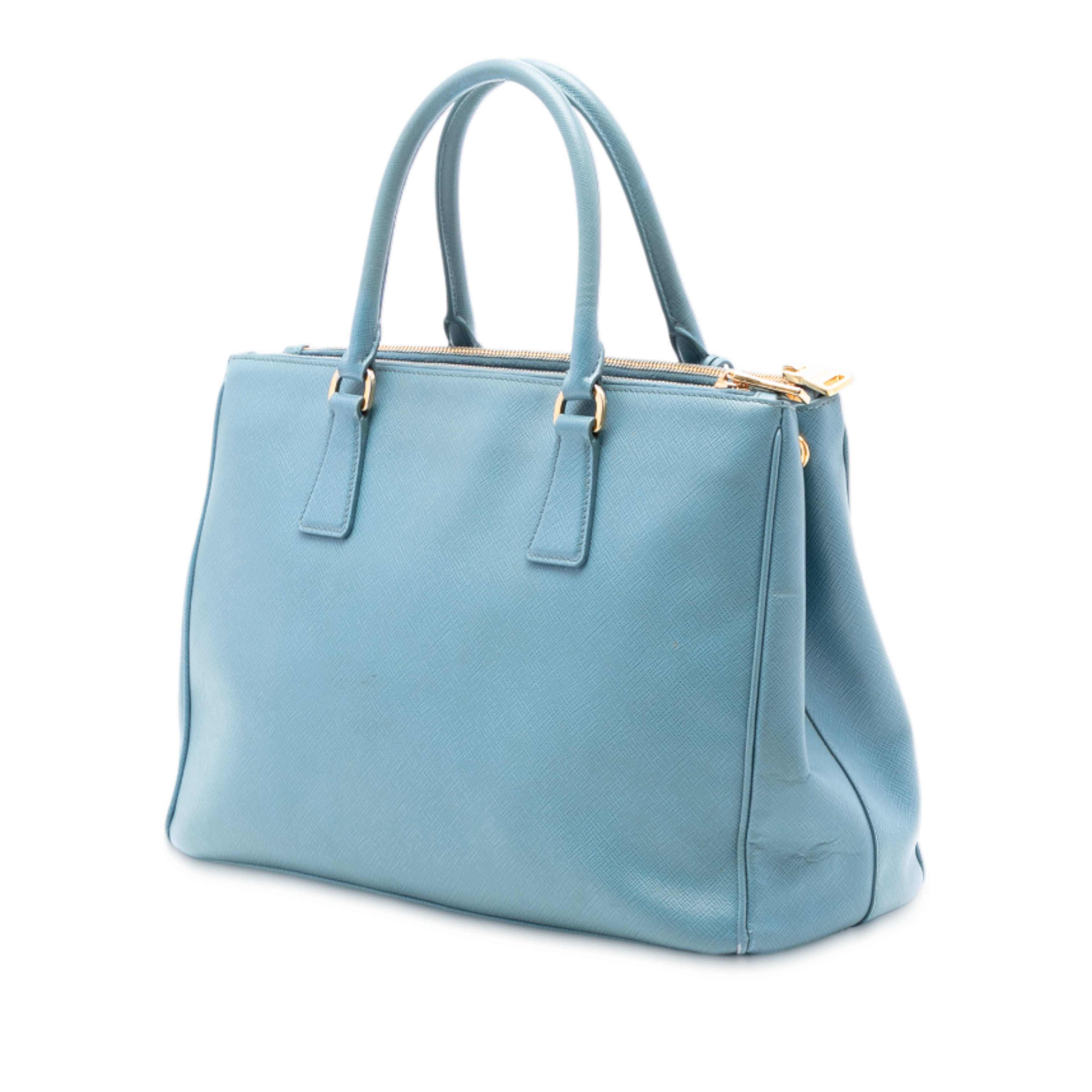 Prada Medium Saffiano Lux Galleria Double Zip Satchel, från Luxclusif, i färgen light blue. Klicka för att öppna bilden i stort format