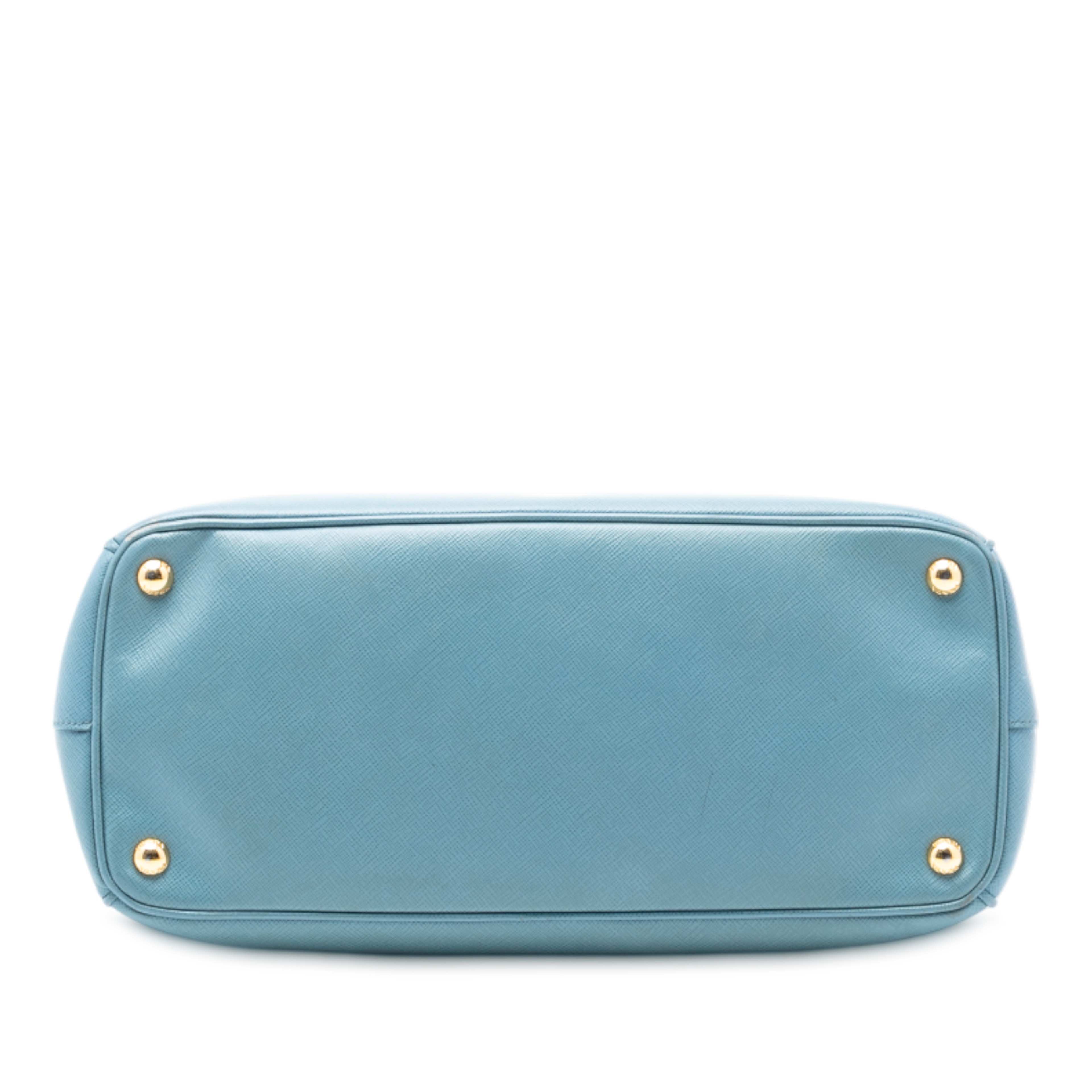 Prada Medium Saffiano Lux Galleria Double Zip Satchel, från Luxclusif, i färgen light blue. Klicka för att öppna bilden i stort format