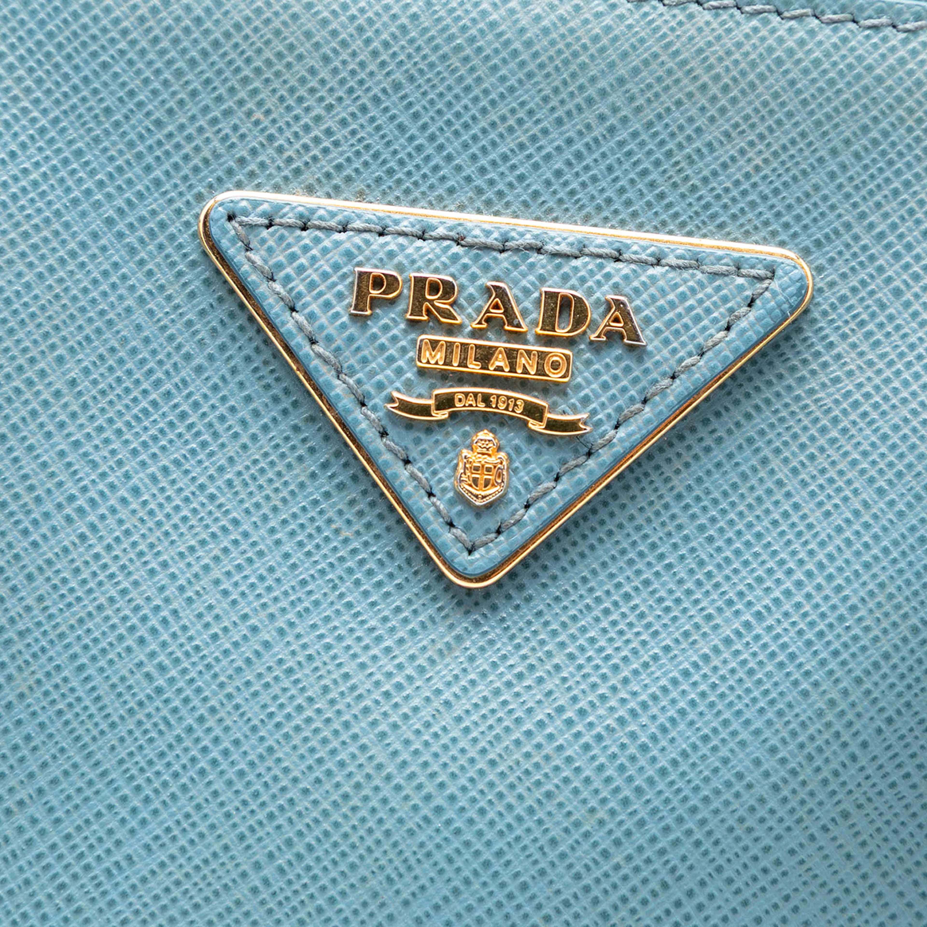 Prada Medium Saffiano Lux Galleria Double Zip Satchel, från Luxclusif, i färgen light blue. Klicka för att öppna bilden i stort format