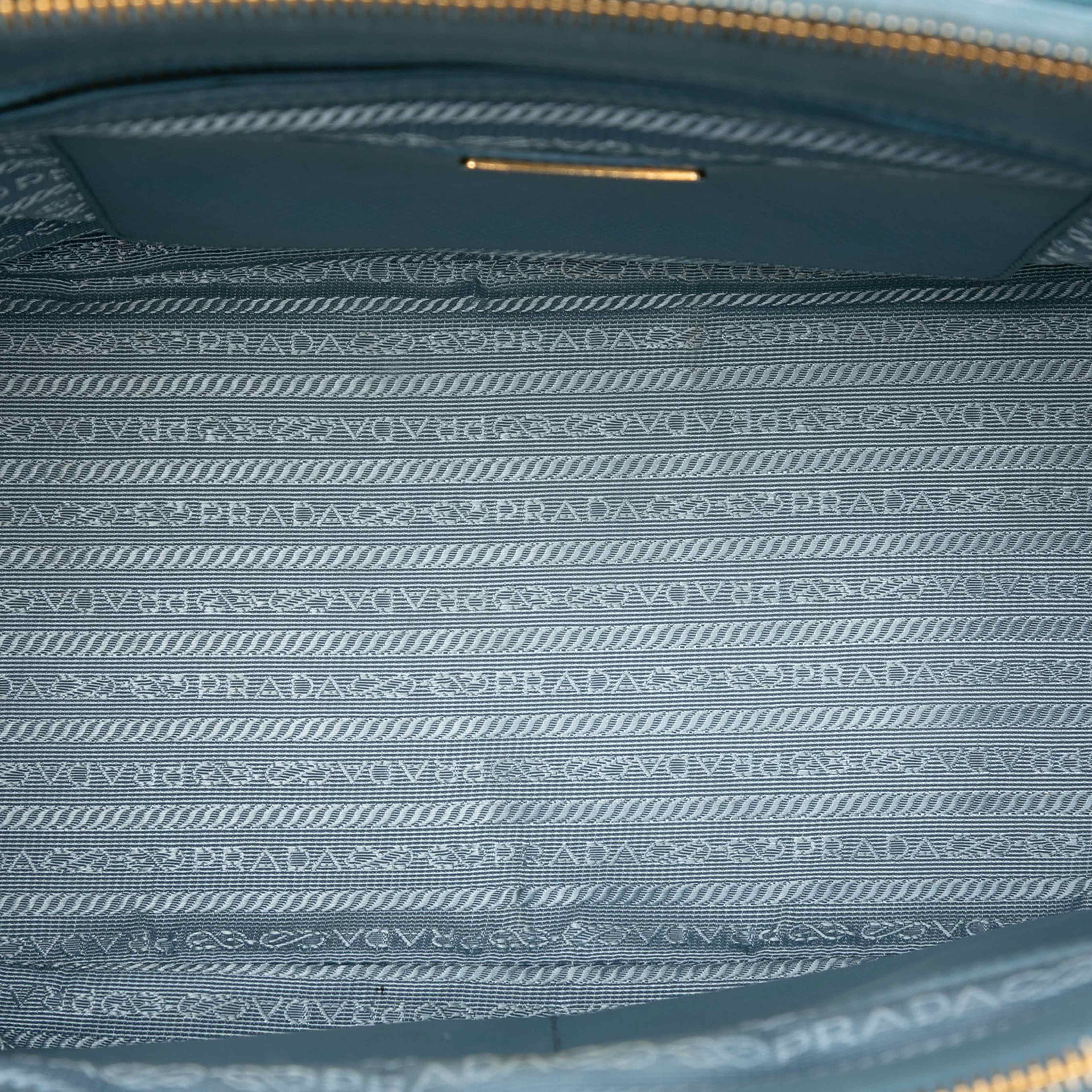 Prada Medium Saffiano Lux Galleria Double Zip Satchel, från Luxclusif, i färgen light blue. Klicka för att öppna bilden i stort format