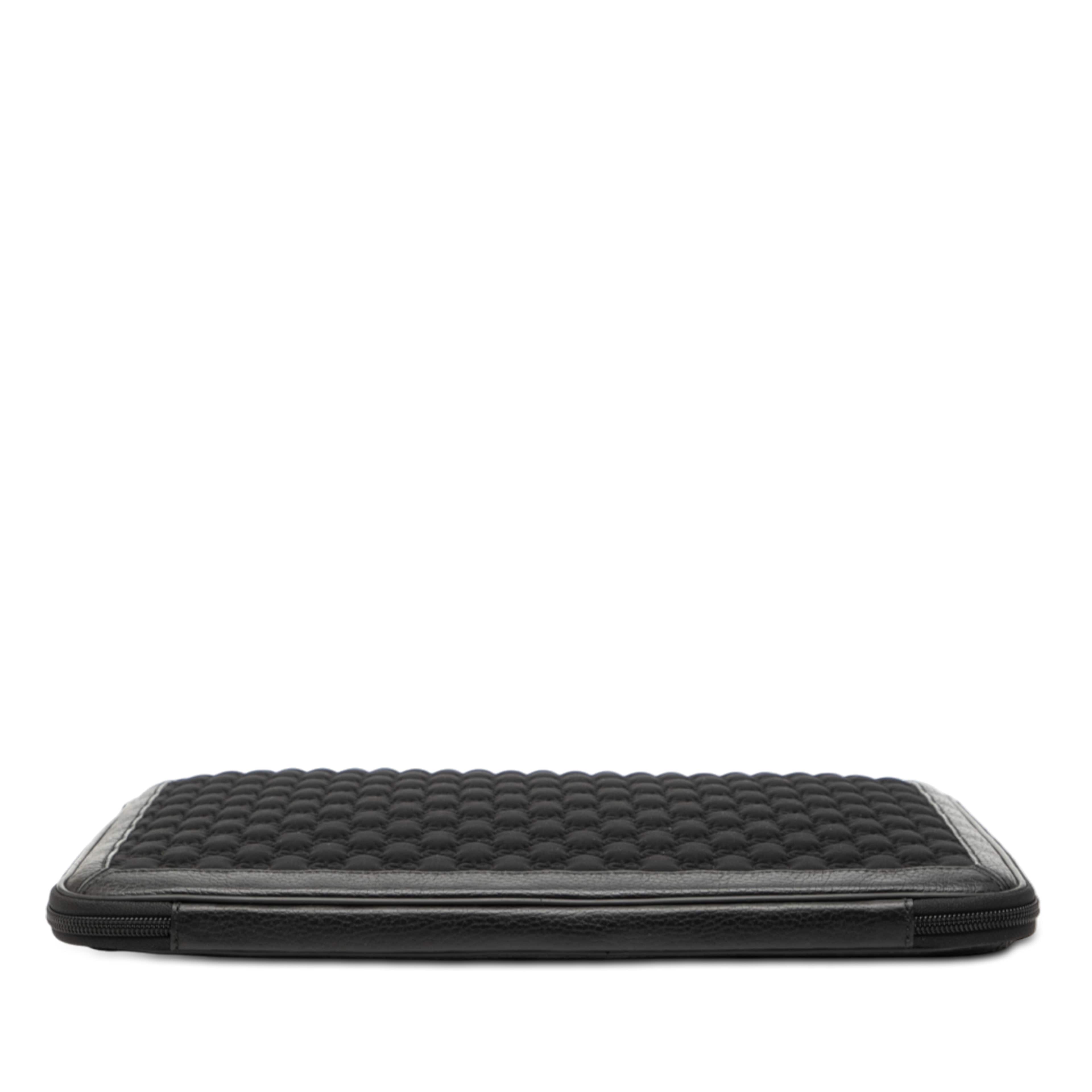 Gucci Guccissima Laptop Case, från Luxclusif, i färgen black. Klicka för att öppna bilden i stort format