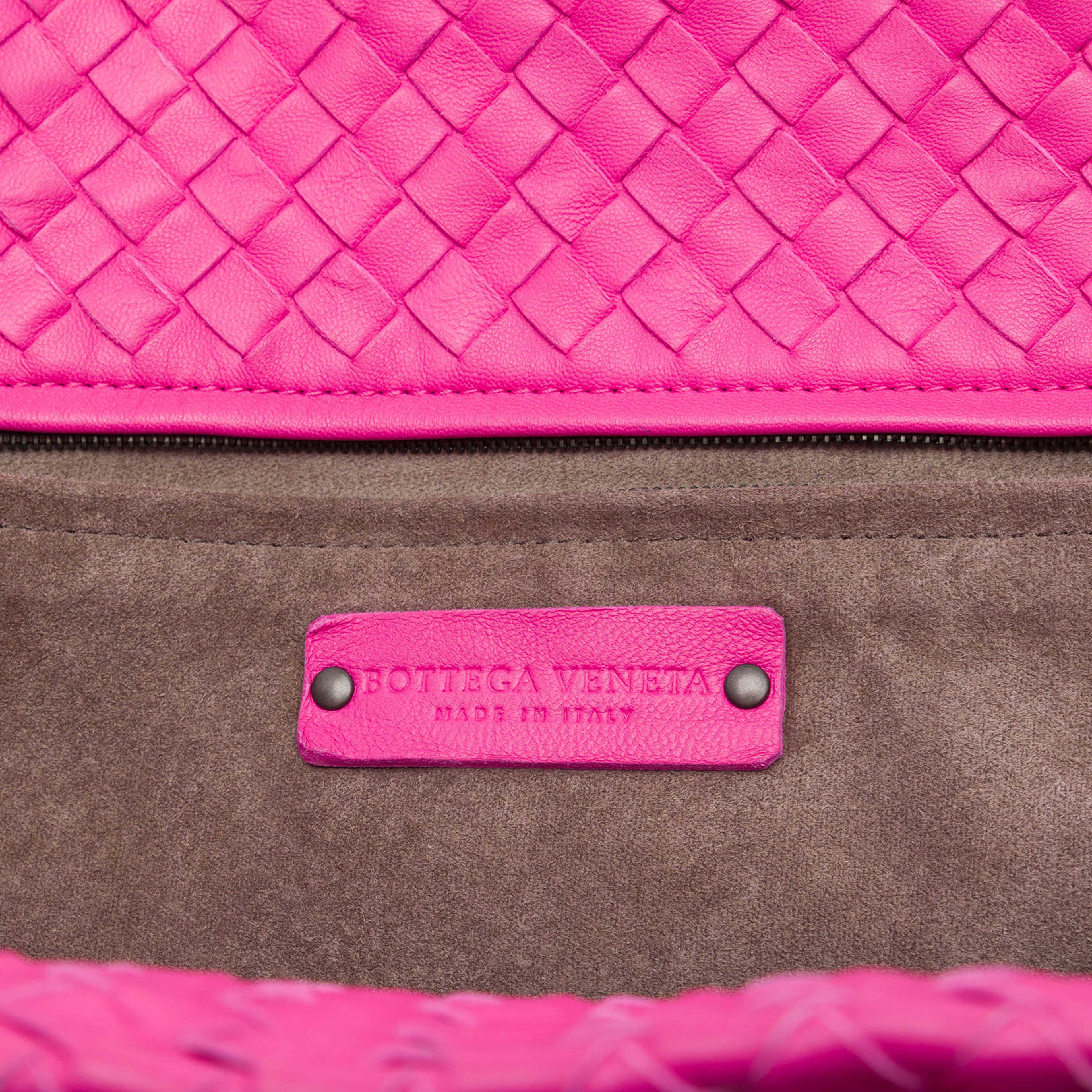 Bottega Veneta Medium Nappa Intrecciato Cesta Tote, från Luxclusif, i färgen rosa. Klicka för att öppna bilden i stort format