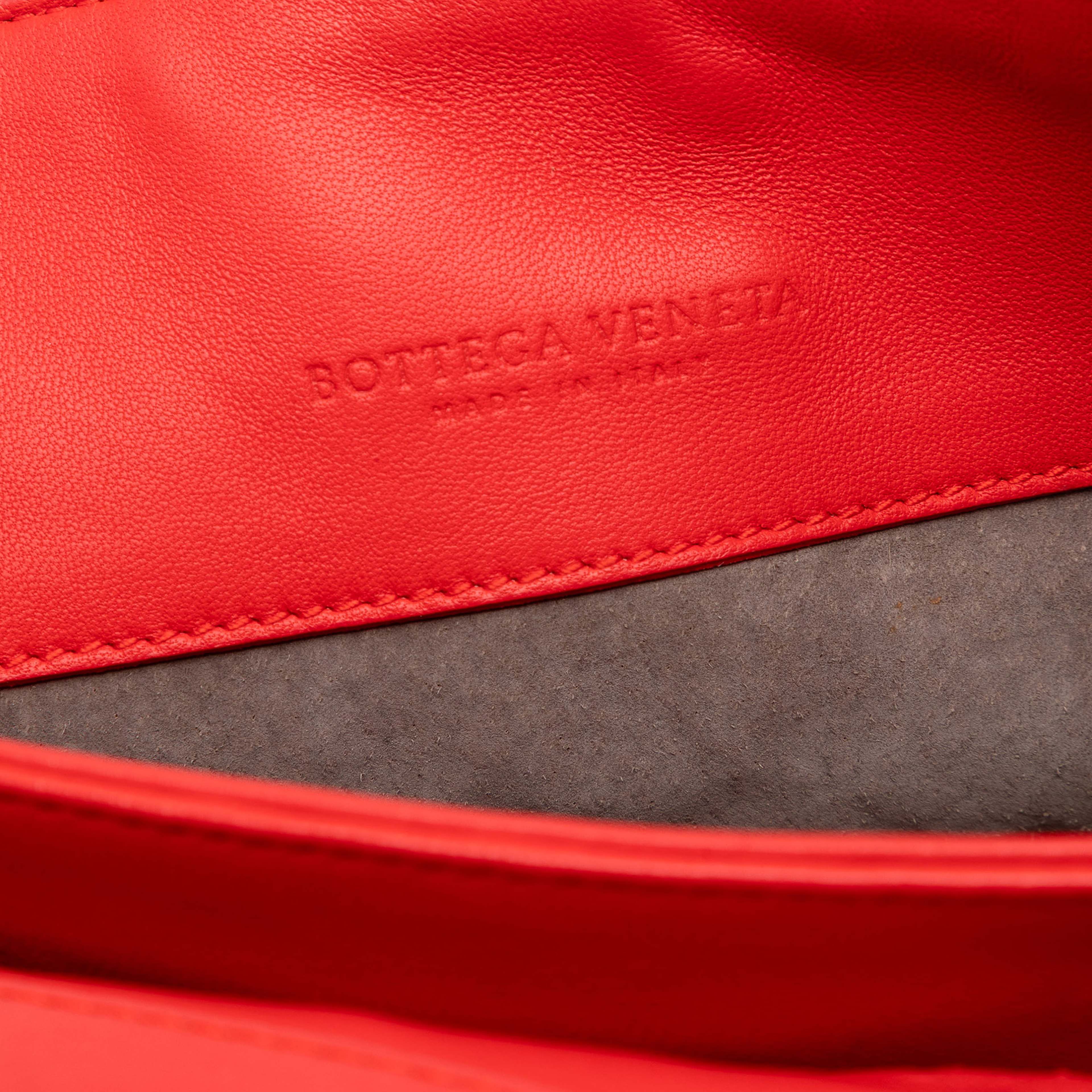 Bottega Veneta Small Nappa Intrecciato Olimpia Shoulder Bag, från Luxclusif, i färgen red orange. Klicka för att öppna bilden i stort format