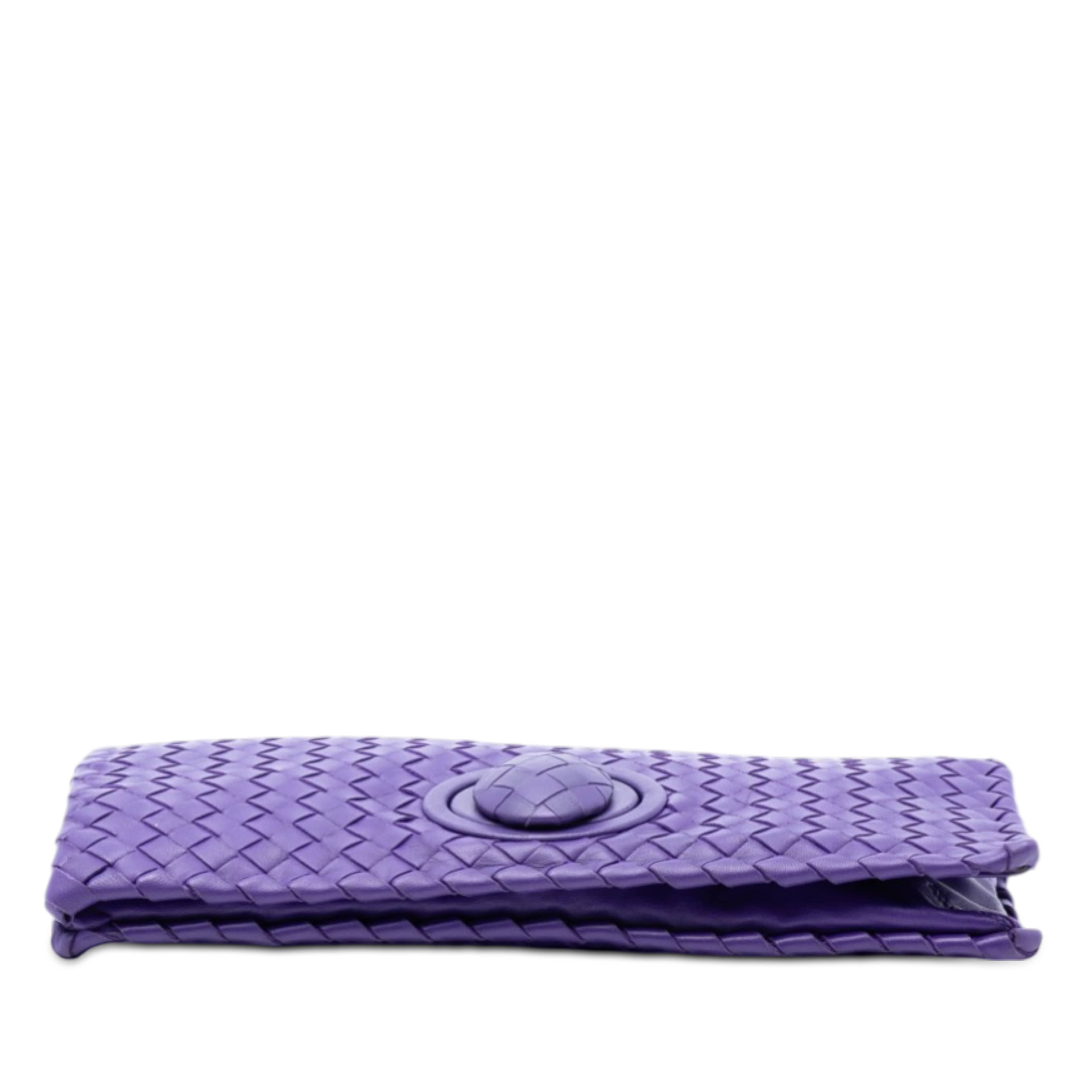 Bottega Veneta Nappa Intrecciato Turn Lock Clutch, från Luxclusif, i färgen purple. Klicka för att öppna bilden i stort format