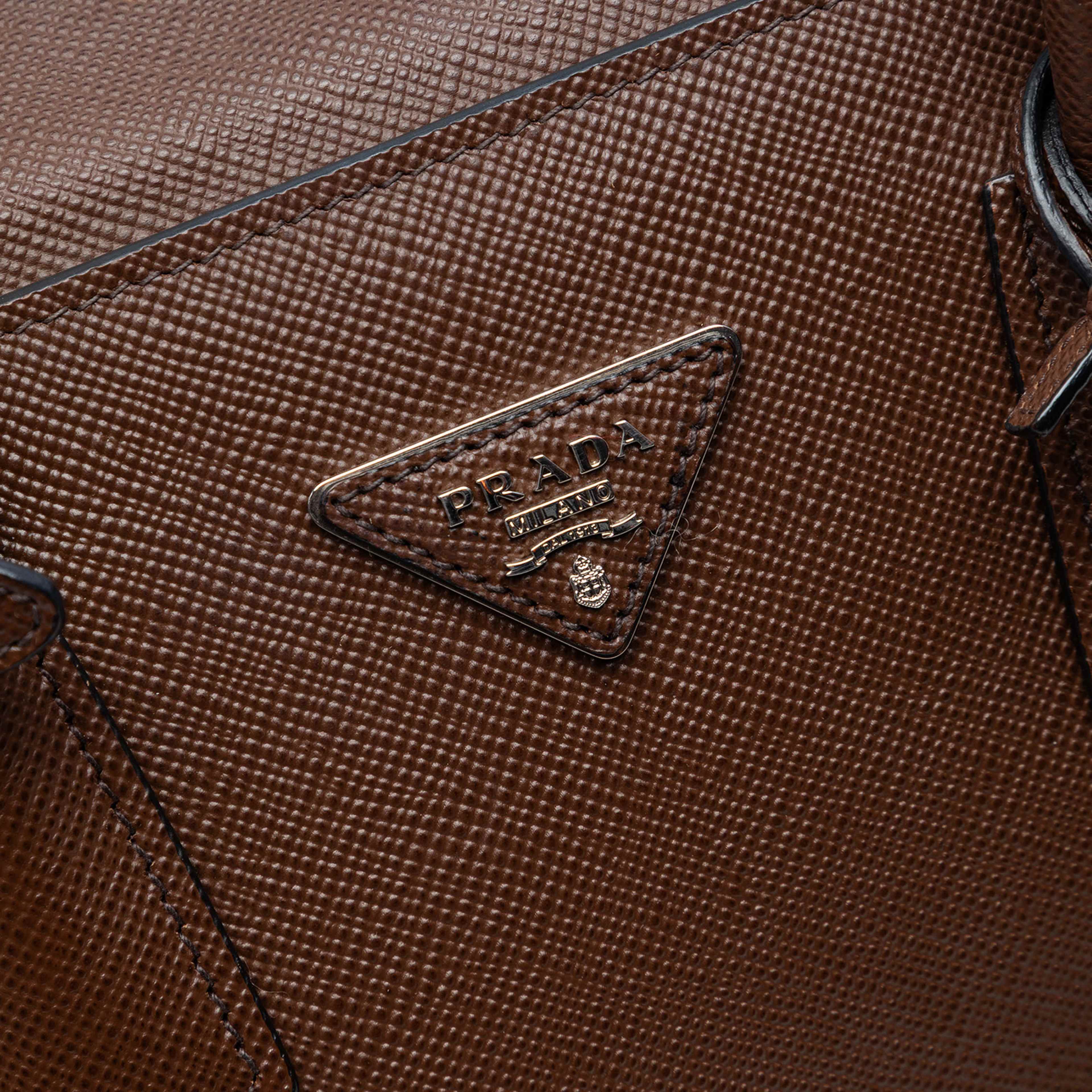 Prada Saffiano Cuir Turnlock Twin Satchel, från Luxclusif, i färgen dark brown. Klicka för att öppna bilden i stort format