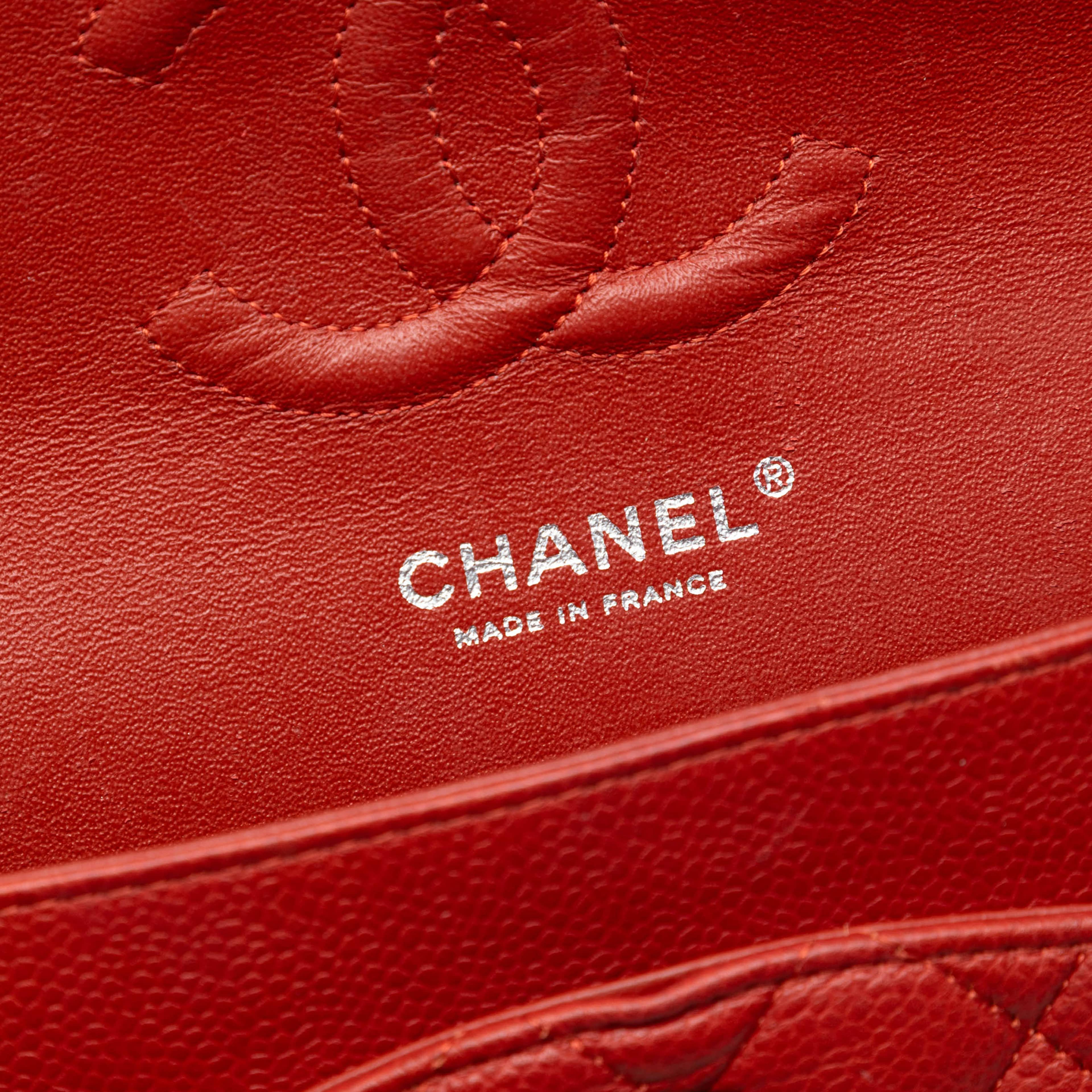 Chanel Medium Classic Caviar Double Flap, från Luxclusif, i färgen dark red. Klicka för att öppna bilden i stort format