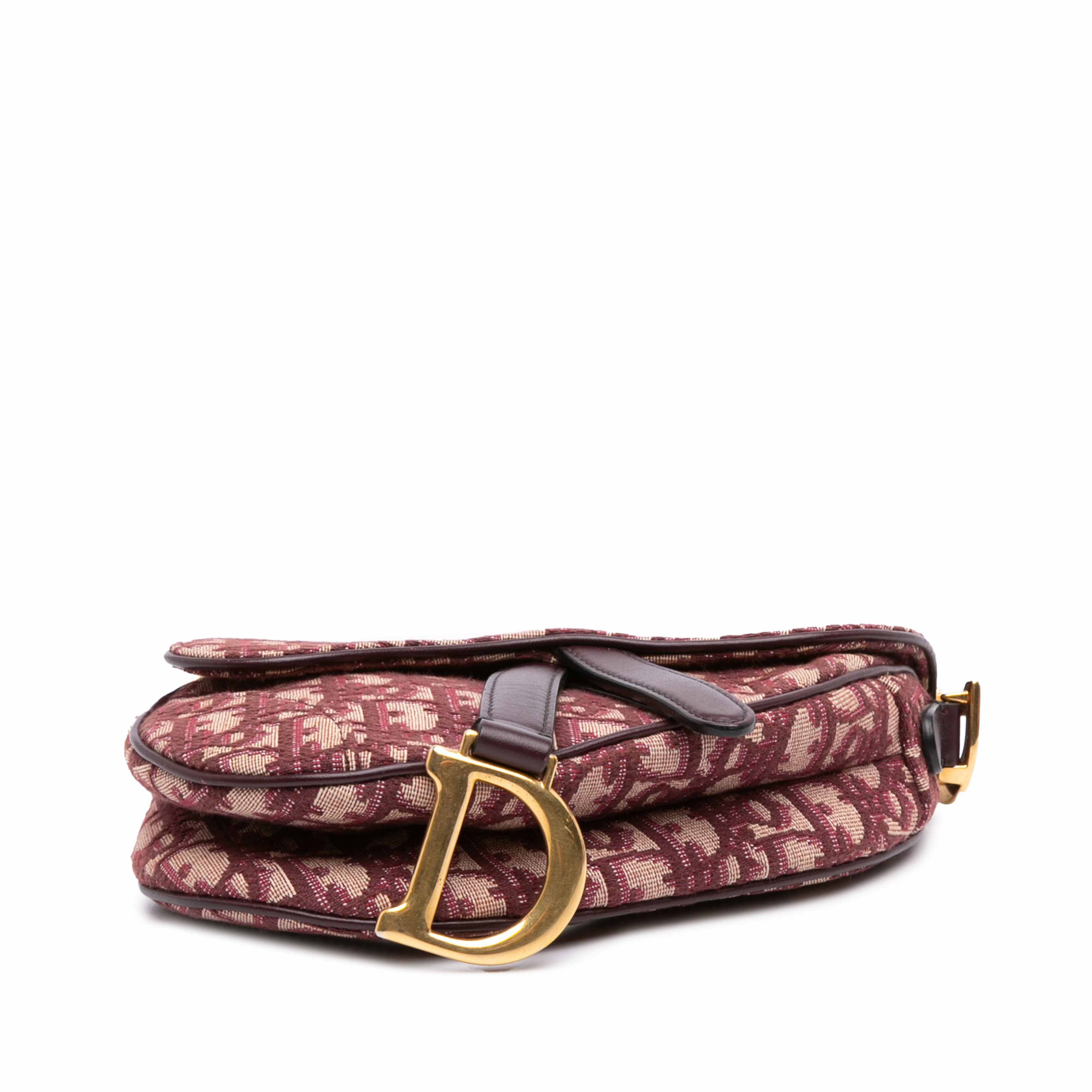 Dior Mini Oblique Canvas Saddle Bag, från Luxclusif, i färgen röd. Klicka för att öppna bilden i stort format