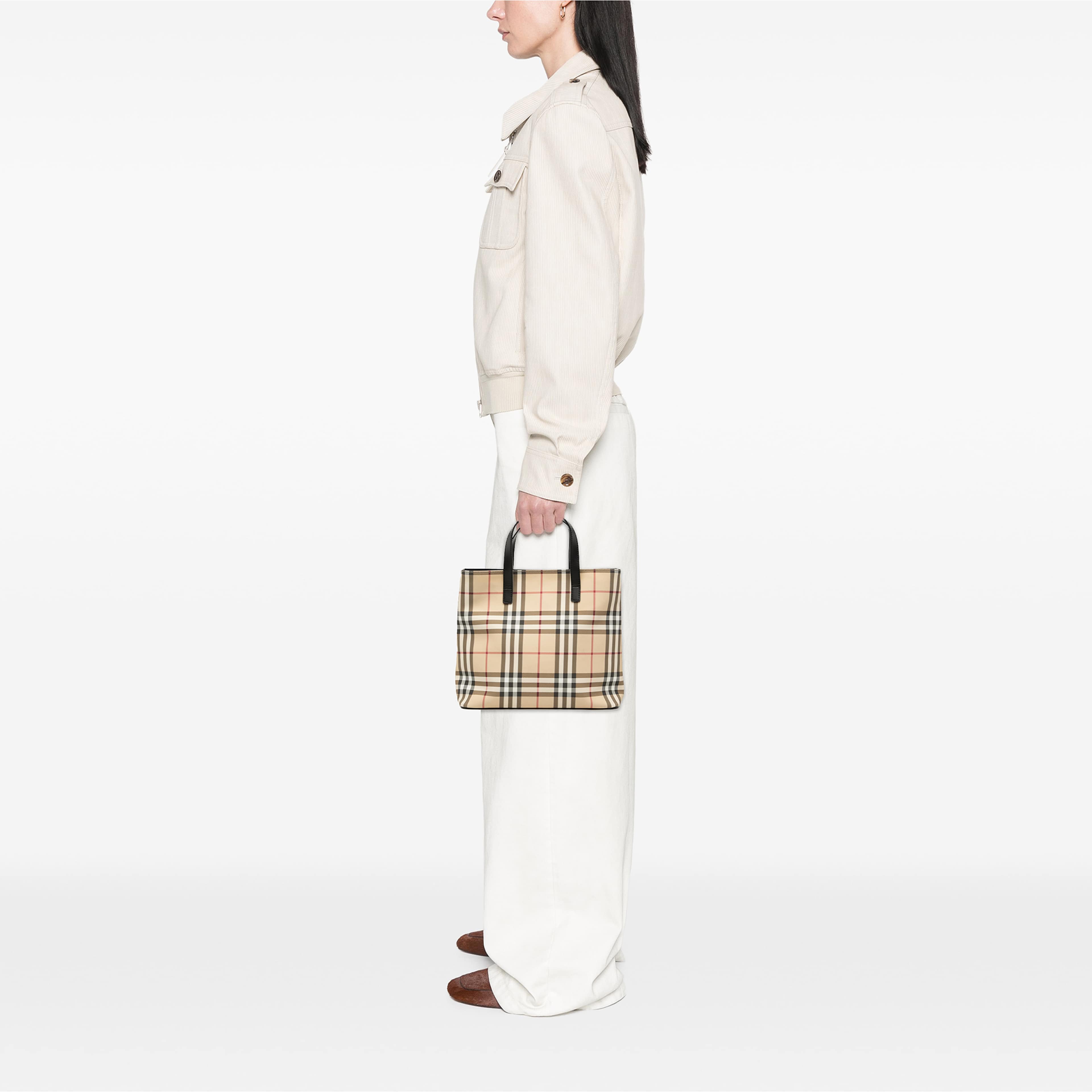 Burberry House Check Coated Canvas Tote, från Luxclusif, i färgen svart. Klicka för att öppna bilden i stort format