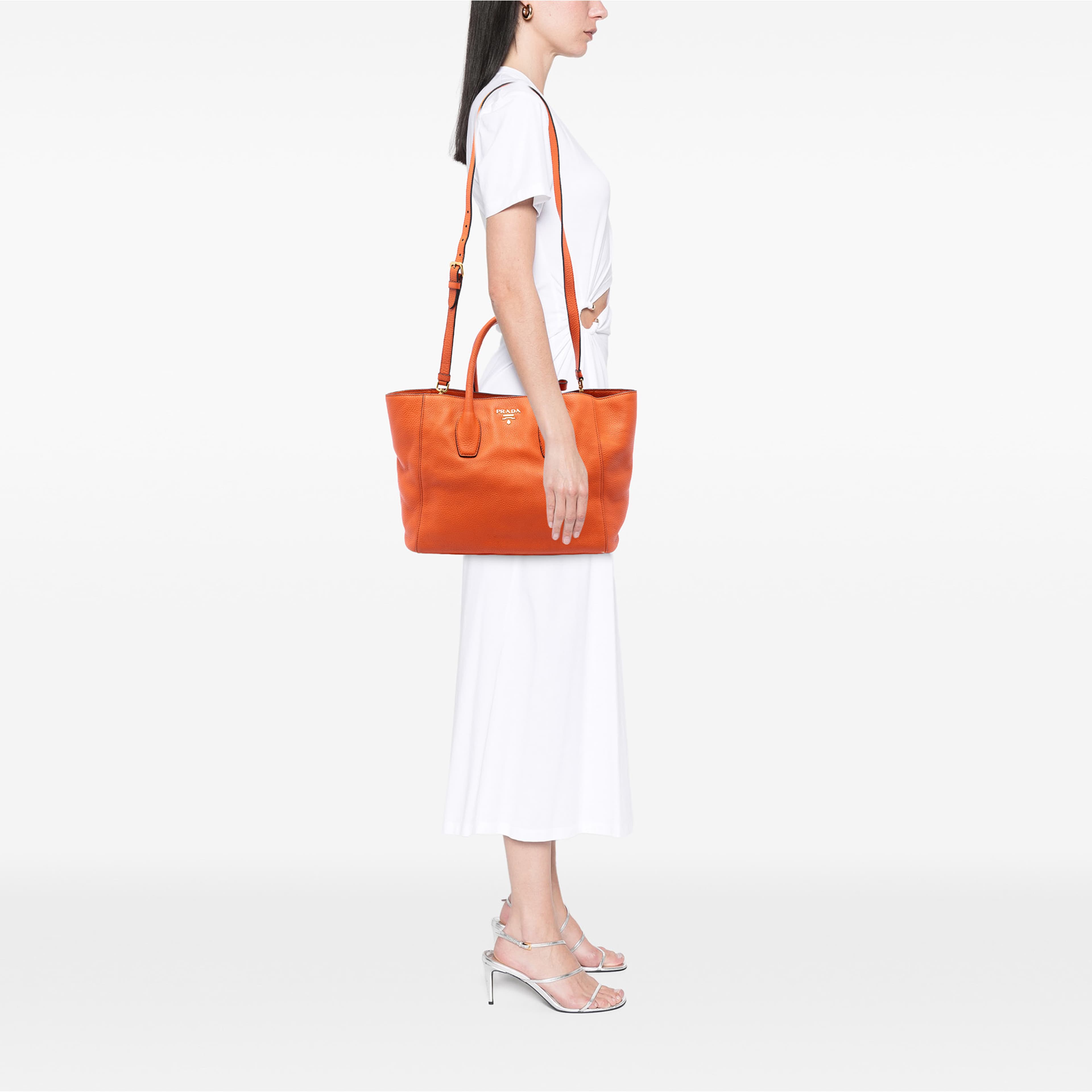 Prada Vitello Daino Open Convertible Tote, från Luxclusif, i färgen orange. Klicka för att öppna bilden i stort format